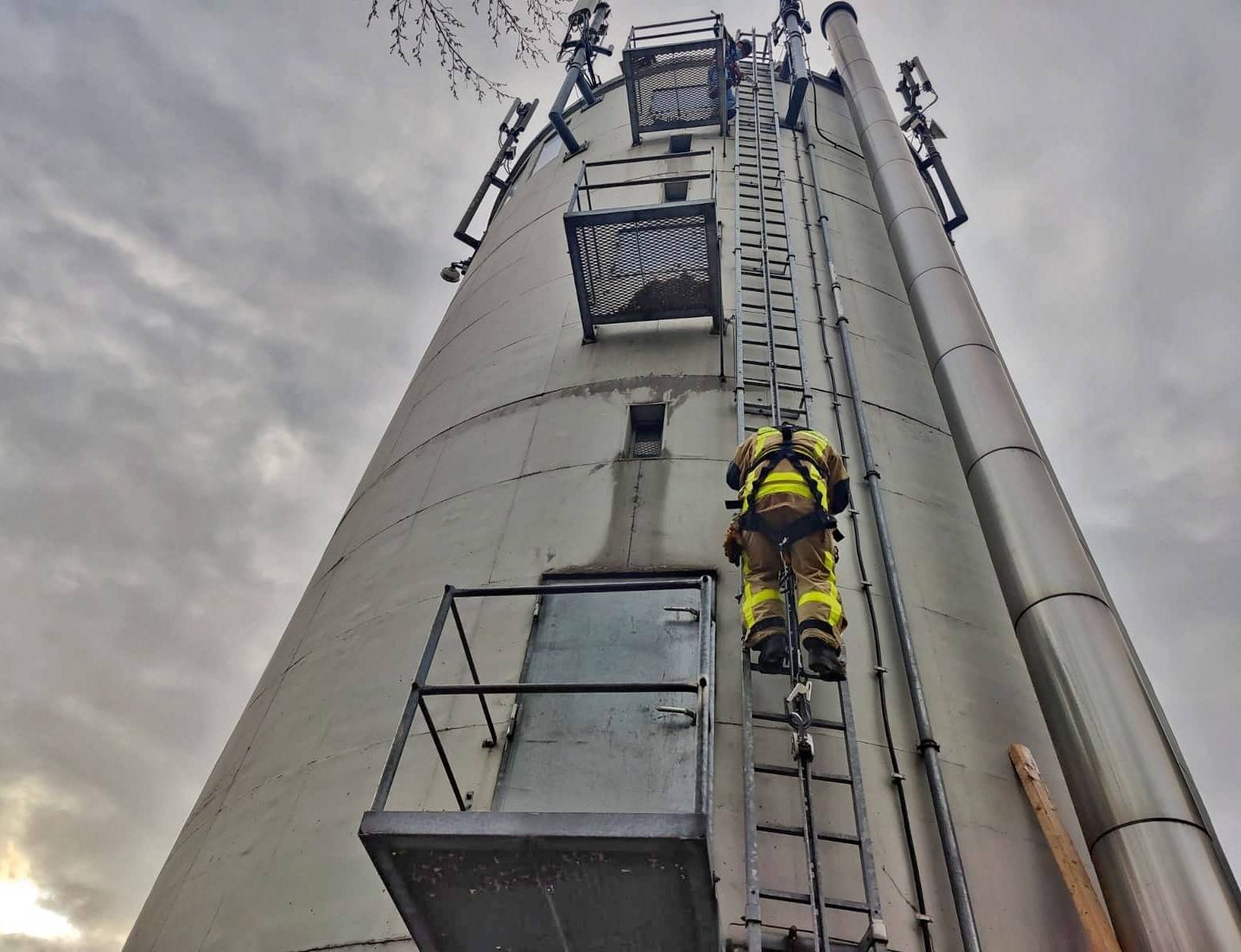 Feuerwehr löscht zeitgleich Wohnungsbrand in Allrath und Silo in Hemmerden
