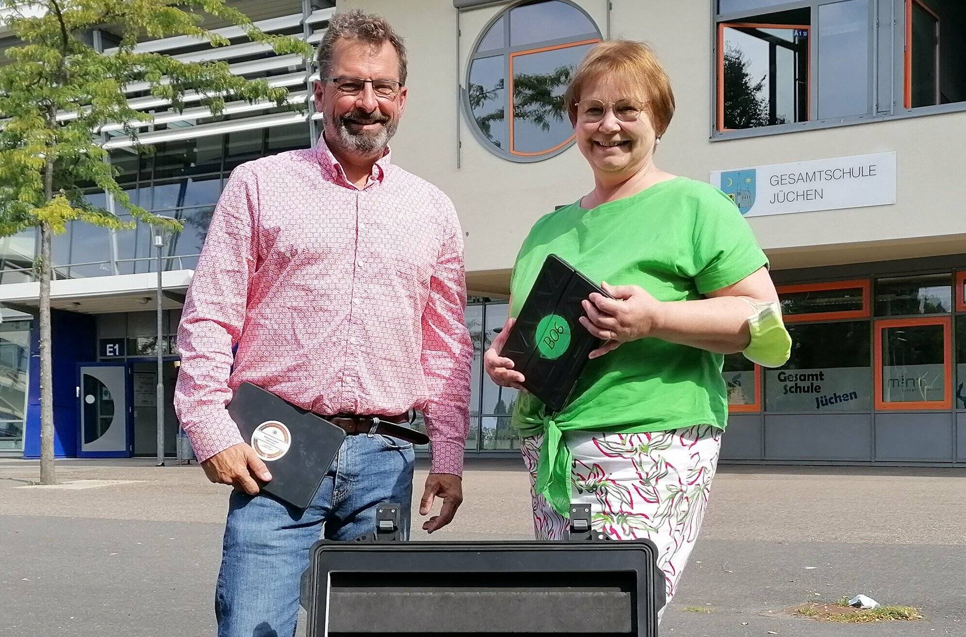 Elmar Welter und Susanne Schumacher mit einem der i-Pad-Koffer.&nbsp; 
