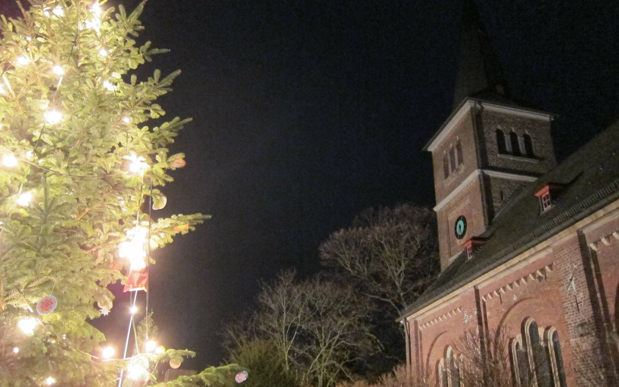 Der Weihnachtsbaum an der Neukirchener Kirche: