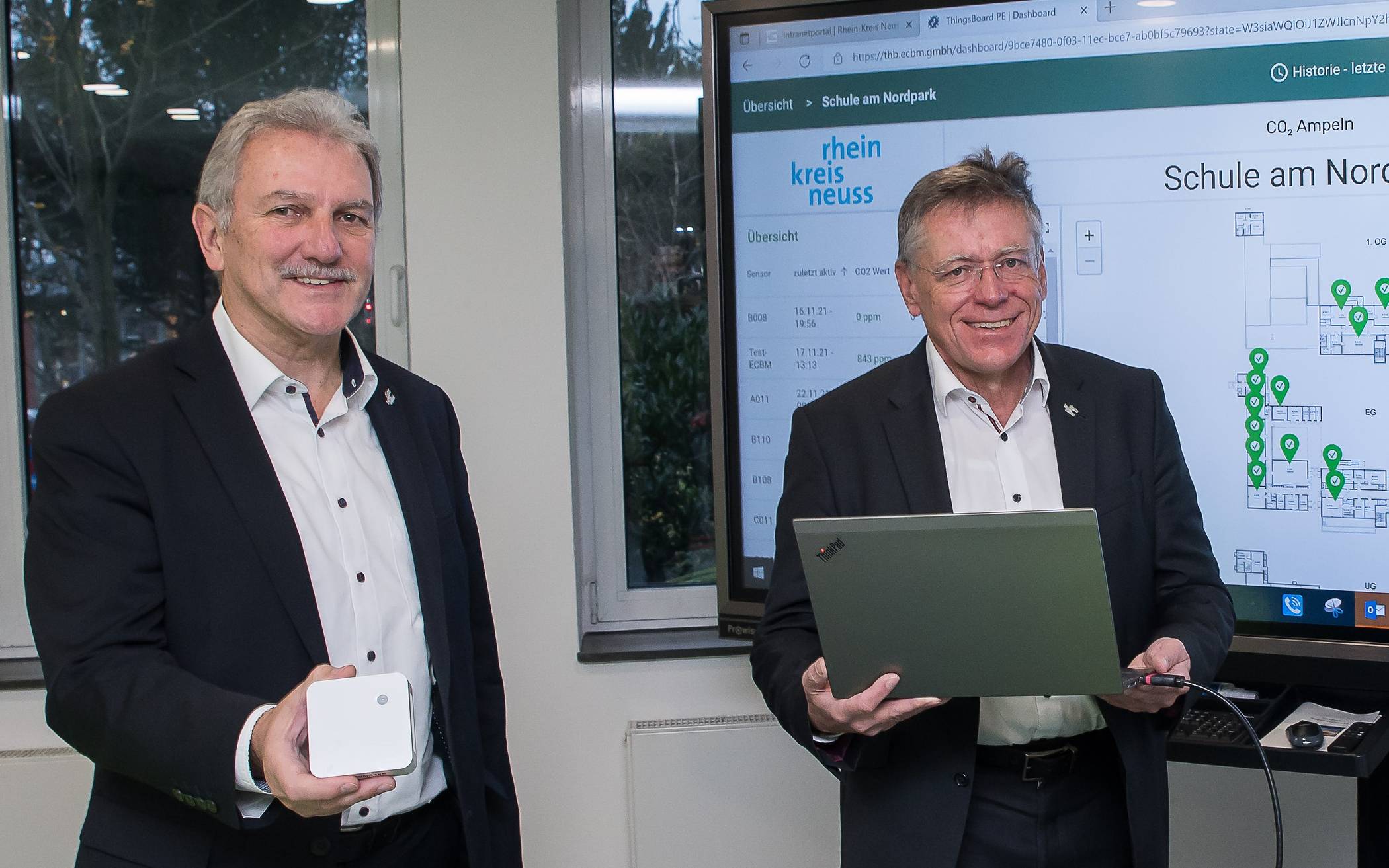 Freuen sich über den Start des LoRAWAN-Funknetzes im Rhein-Kreis Neuss (von links): IT-Leiter Horst Weiner, Landrat Hans-Jürgen Petrauschke und IT-Dezernent Harald Vieten. 