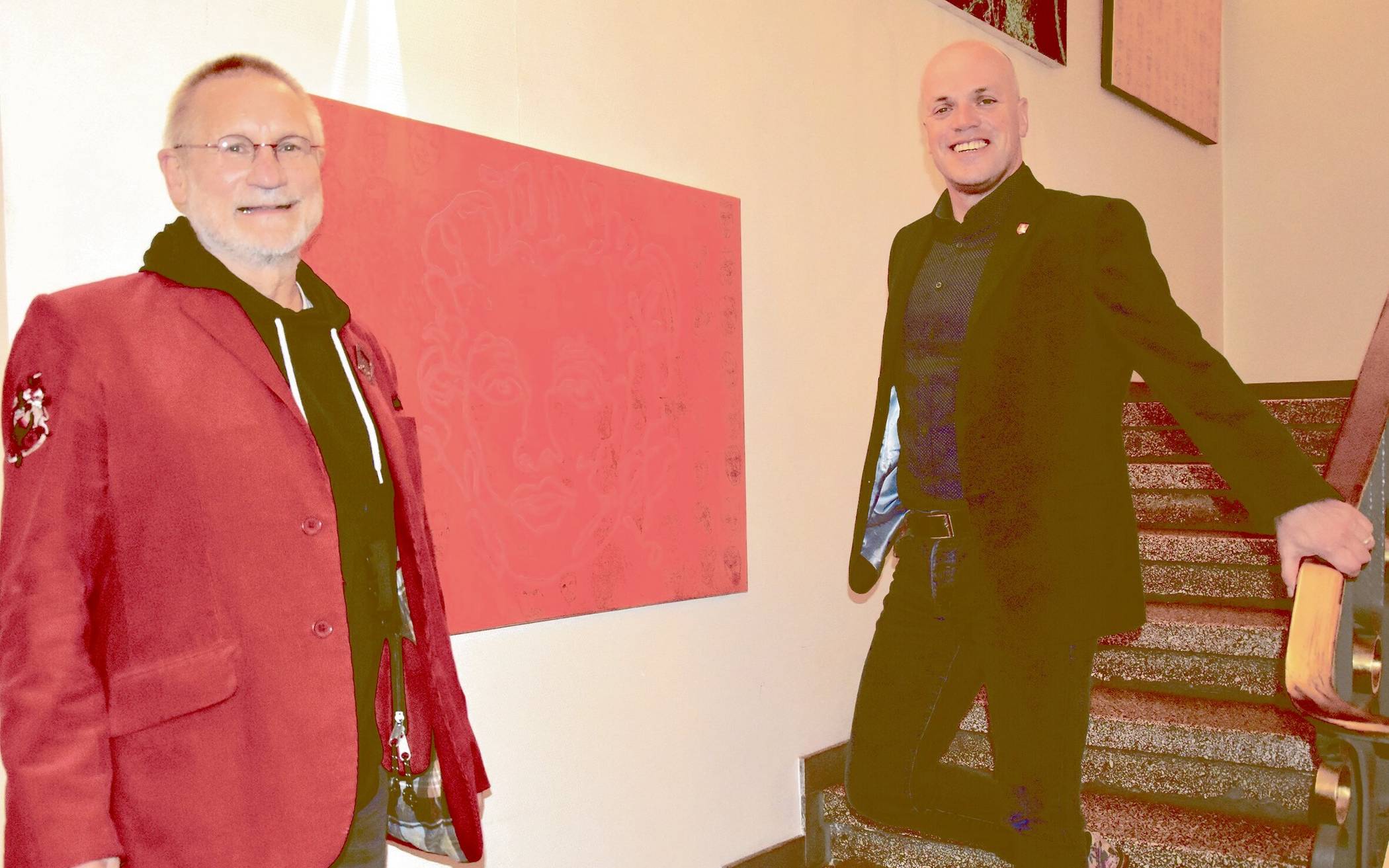  Bürgermeister Klaus Krützen (rechts) und Jürgen Meister (links) in der Ausstellung seiner Gicleé-Fine-Art-Prints im „Alten Rathaus“. 