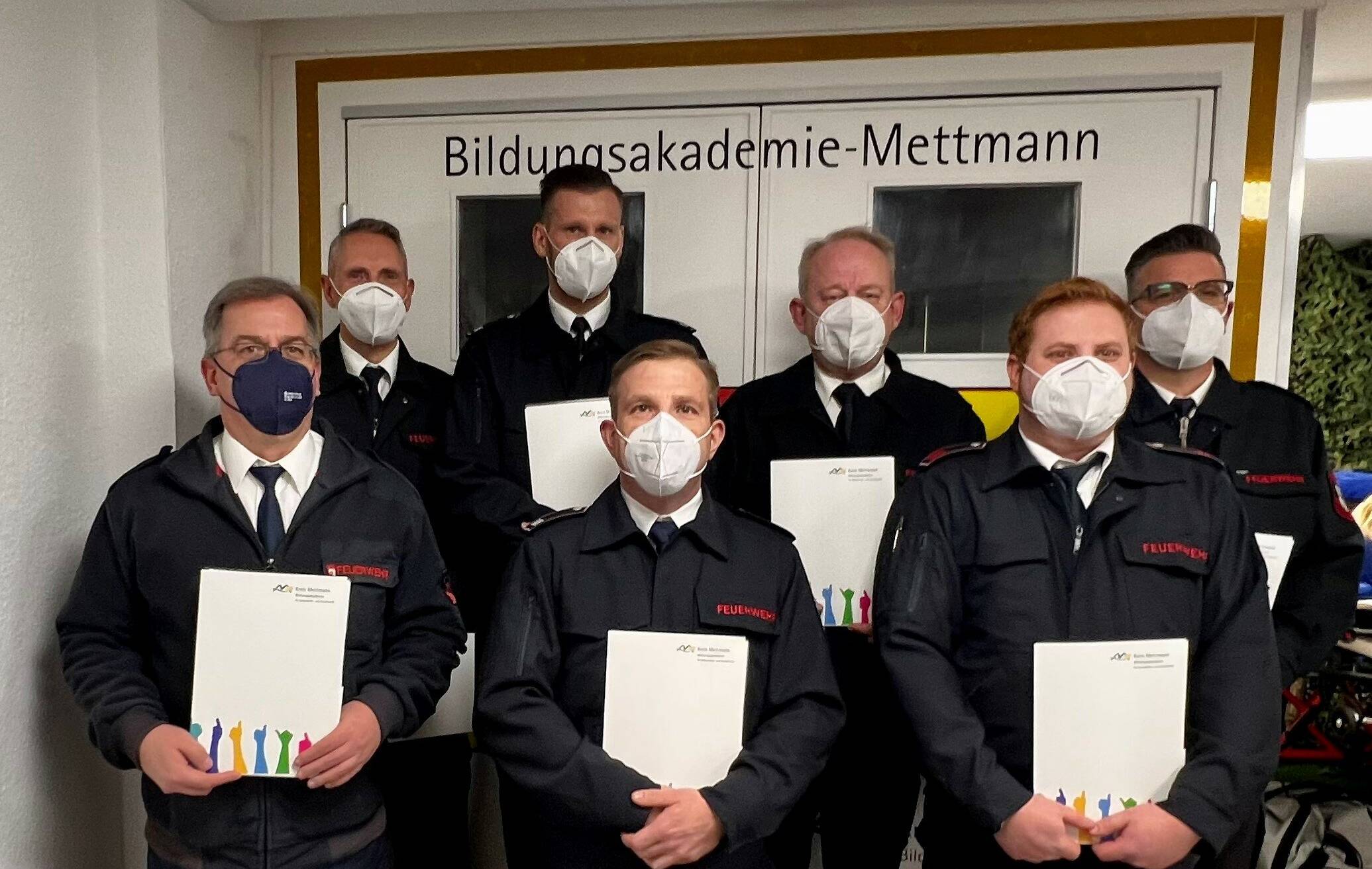  Sieben Mitarbeiter der Leitstelle Rhein-Kreis Neuss absolvierten jetzt erfolgreich die Ausbildung zum Notfallsanitäter. 