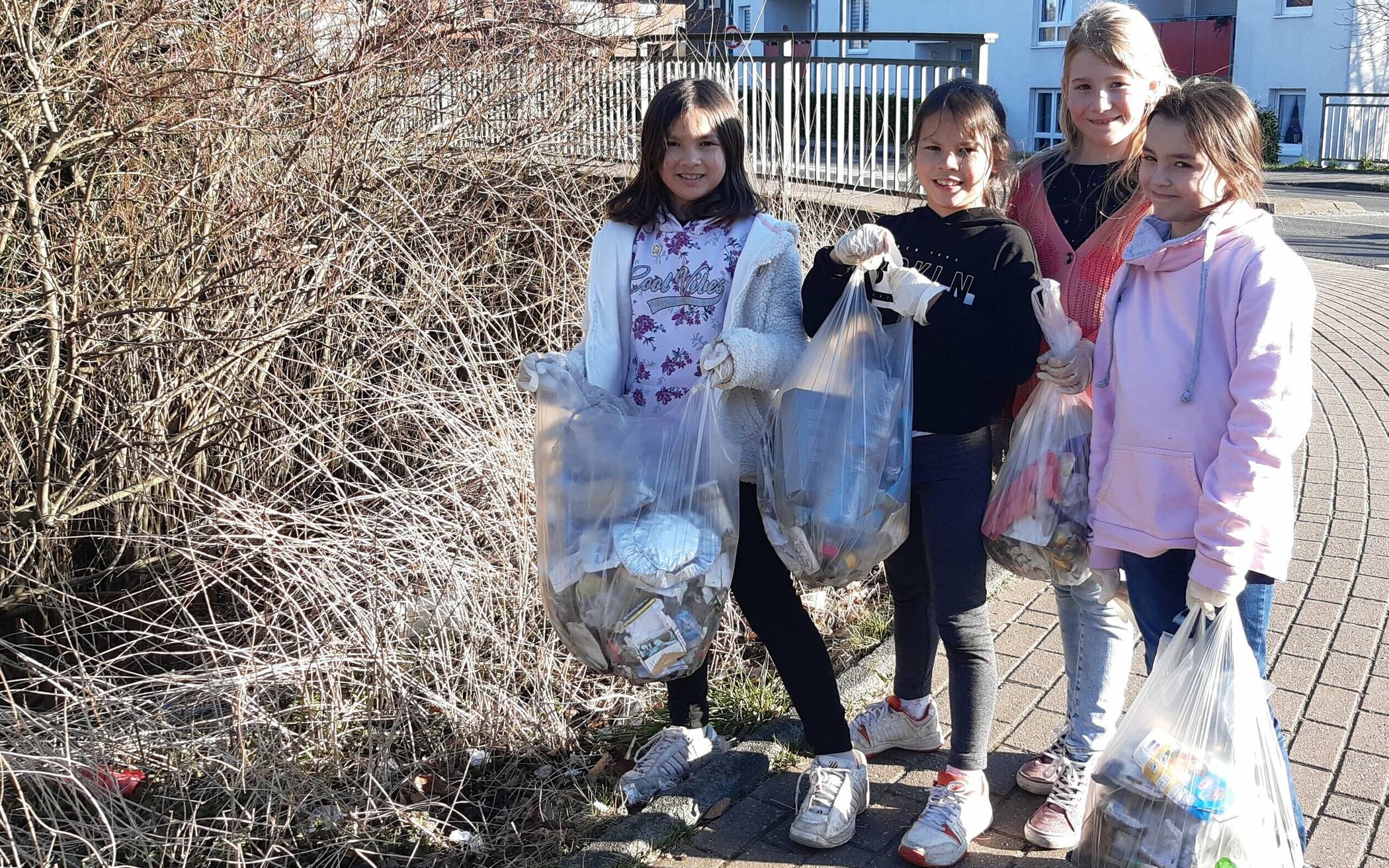  Maya, Leni, Juna und Maja machen sich regelmäßig mit Handschuhen und Beuteln auf den Weg, um Müll zu sammeln. Dabei kommt einiges zusammen.  