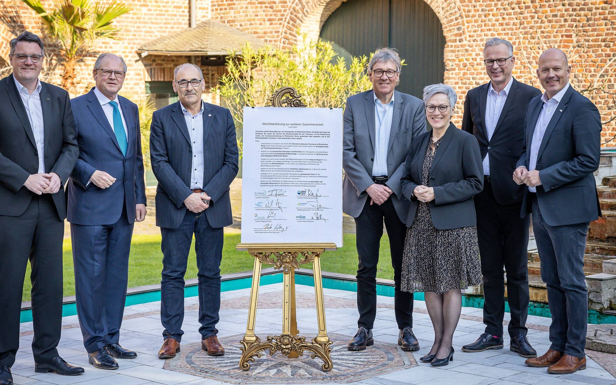  Die Verwaltungsspitzen der angrenzenden Landkreise, die Stadt Mönchengladbach und die StädteRegion Aachen unterzeichneten die Absichtserklärung des Förderprojekts „Innovationsnetzwerk Tourismus Rheinisches Revier“ in Kerpen.  