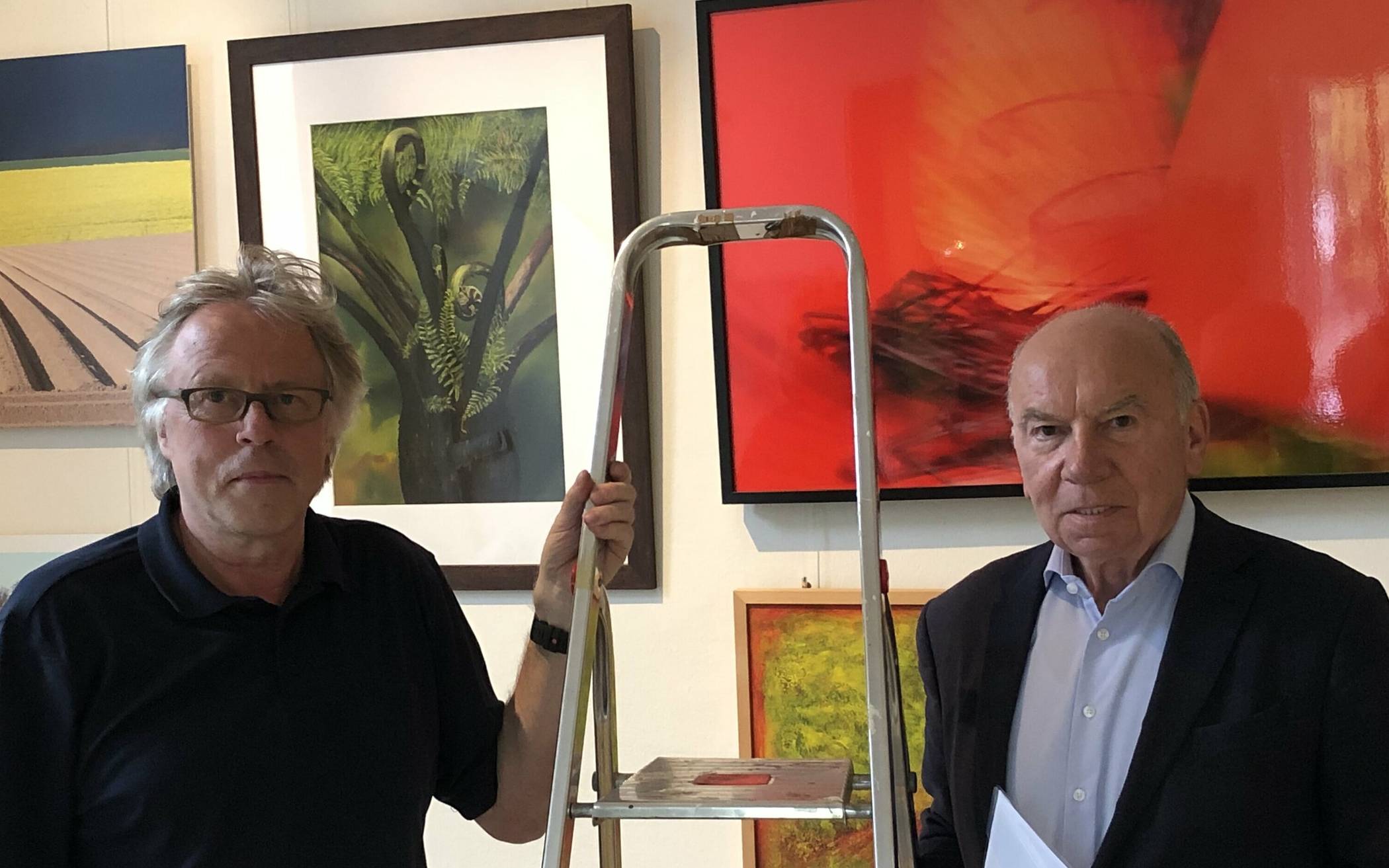  Hans-Joachim Onkelbach (rechts) und Berthold Hengstermann vom Grevenbroicher Kunst-Verein habe aus den zahlreichen Einreichungen eine faszinierende Ausstellung gewoben. Zur Eröffnung spricht Michael Kortländer. 