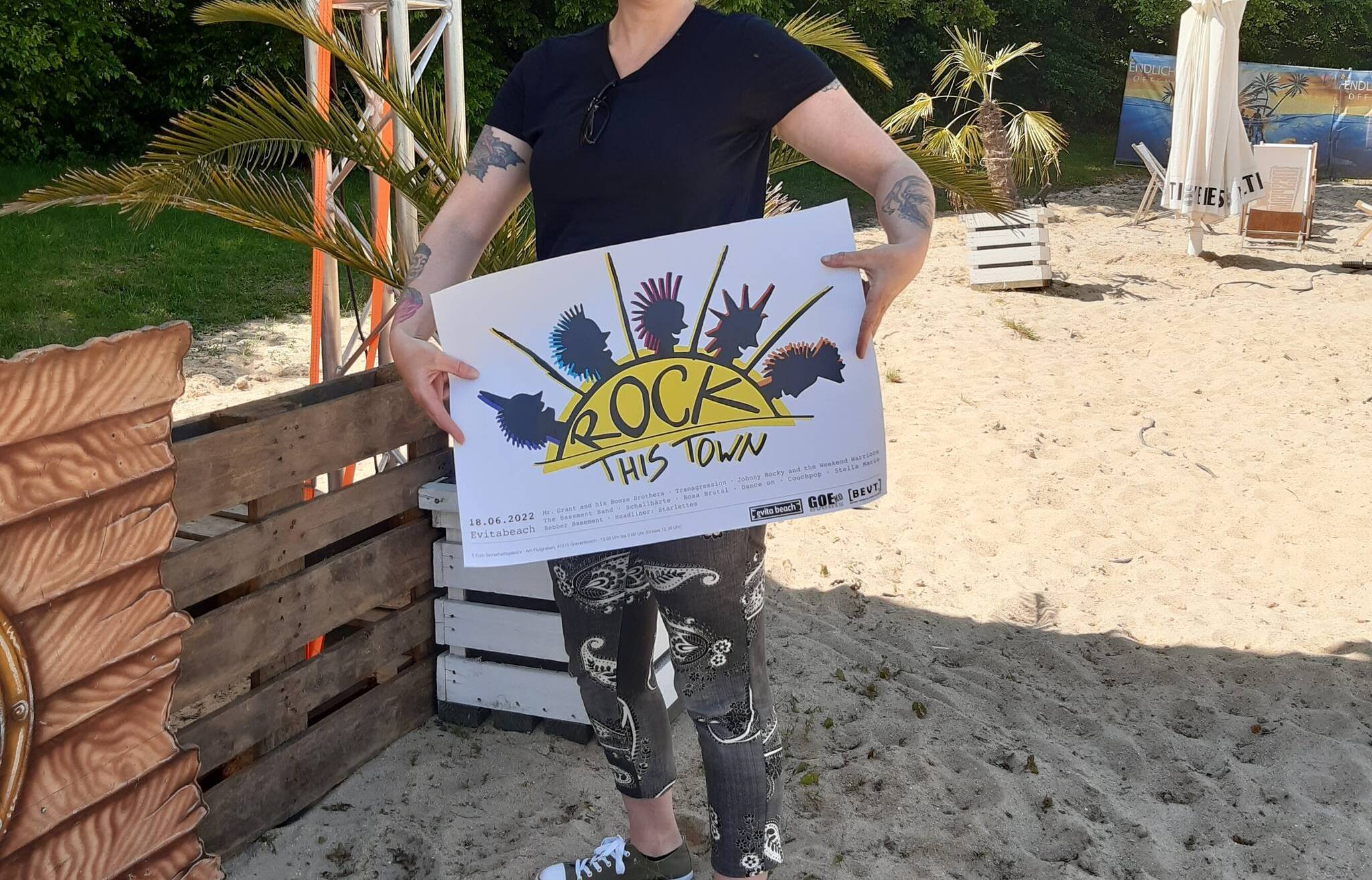  Organisatorin Jenny Goergens mit dem Plakat zu fünften „Rock This Town“. 