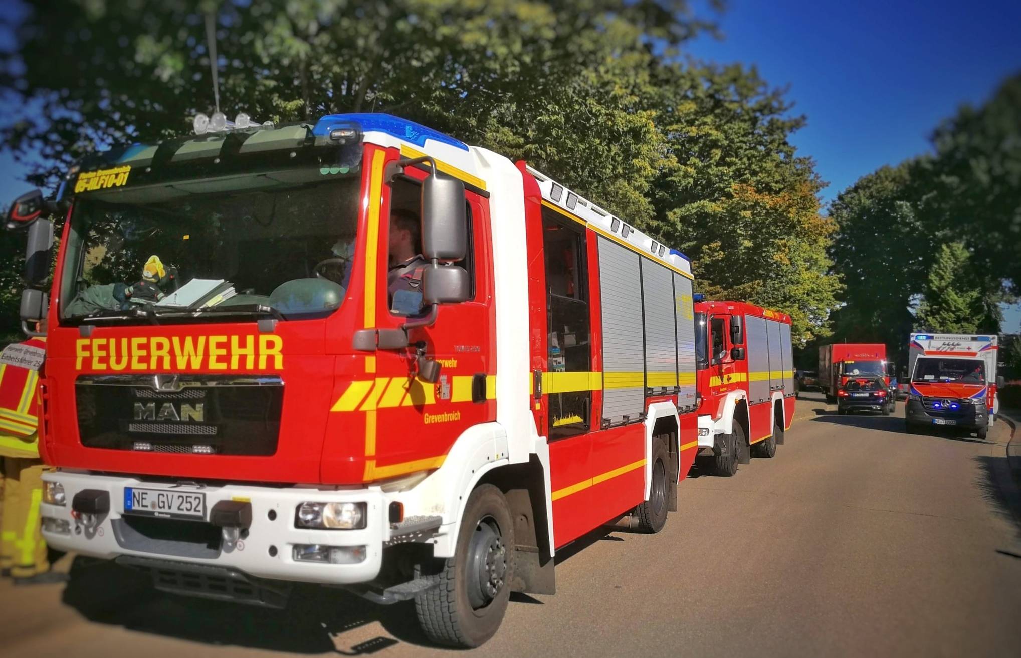  Symbolfoto: Löschzug der Feuerwehr Grevenbroich im Einsatz bei einem Wohnungsbrand im Stadtgebiet. 
