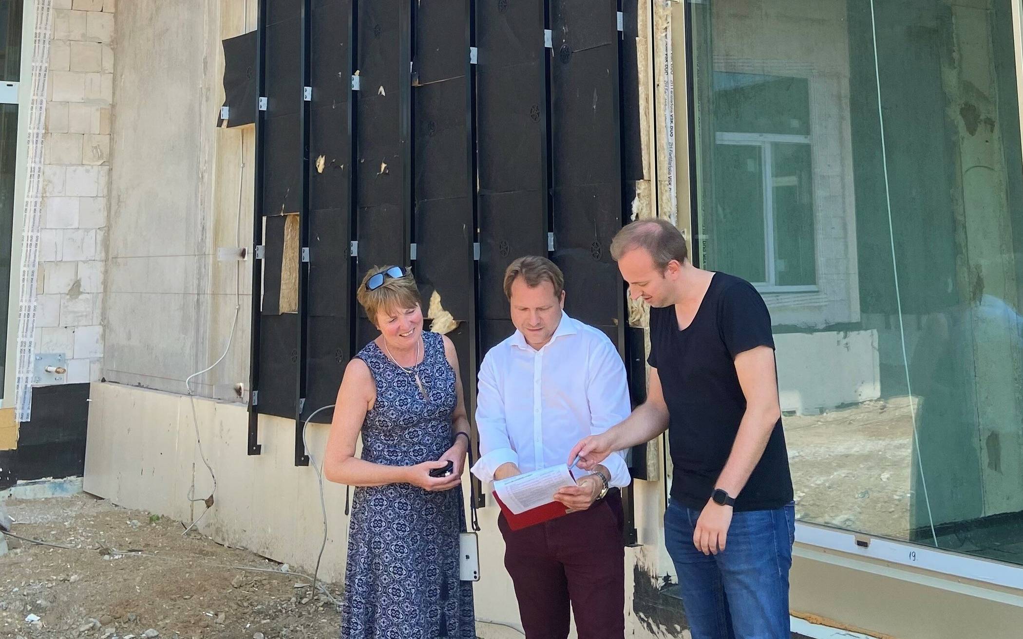  Bürgermeister Dr. Martin Mertens und die beiden Geschäftsführer der "Entwicklungsgesellschaft Rommerskirchen", Susanne Garding-Maak und Niklas Salzmann, überzeugten sich jetzt bei einem Ortstermin vom planmäßigen Fortschritt der Arbeiten. 