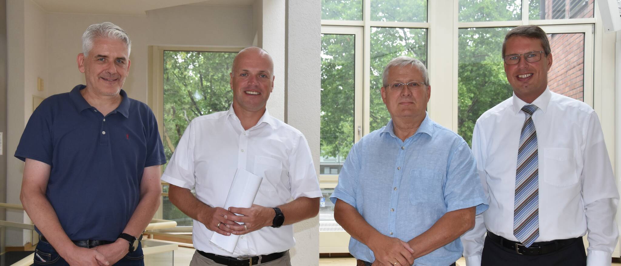  Von links nach rechts: Fachbereichsleiter Ordnungsamt Thomas Lemke, Bürgermeister Klaus Krützen, Rudolf Vogel und  Marcus Beuchel, stellvertretender Direktor des Amtsgerichts Grevenbroich. 