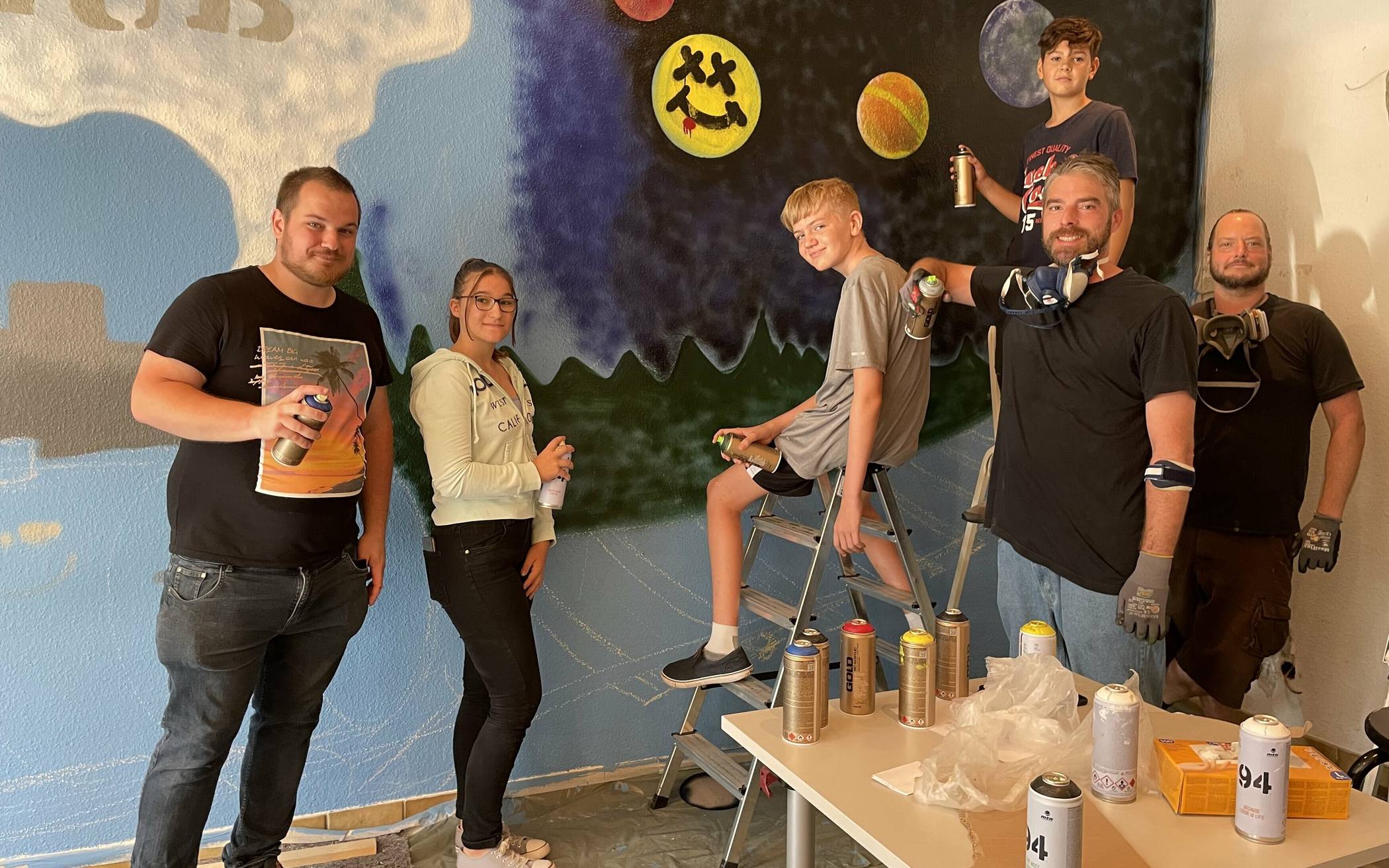  Patrick Nilgen (links) hatte zum Graffiti-Workshop eingeladen: Mit dabei sechs Kinder ab zehn Jahren, die beiden Künstler (rechts) sowie zwei erwachsene Teilnehmerinnen.&nbsp; 