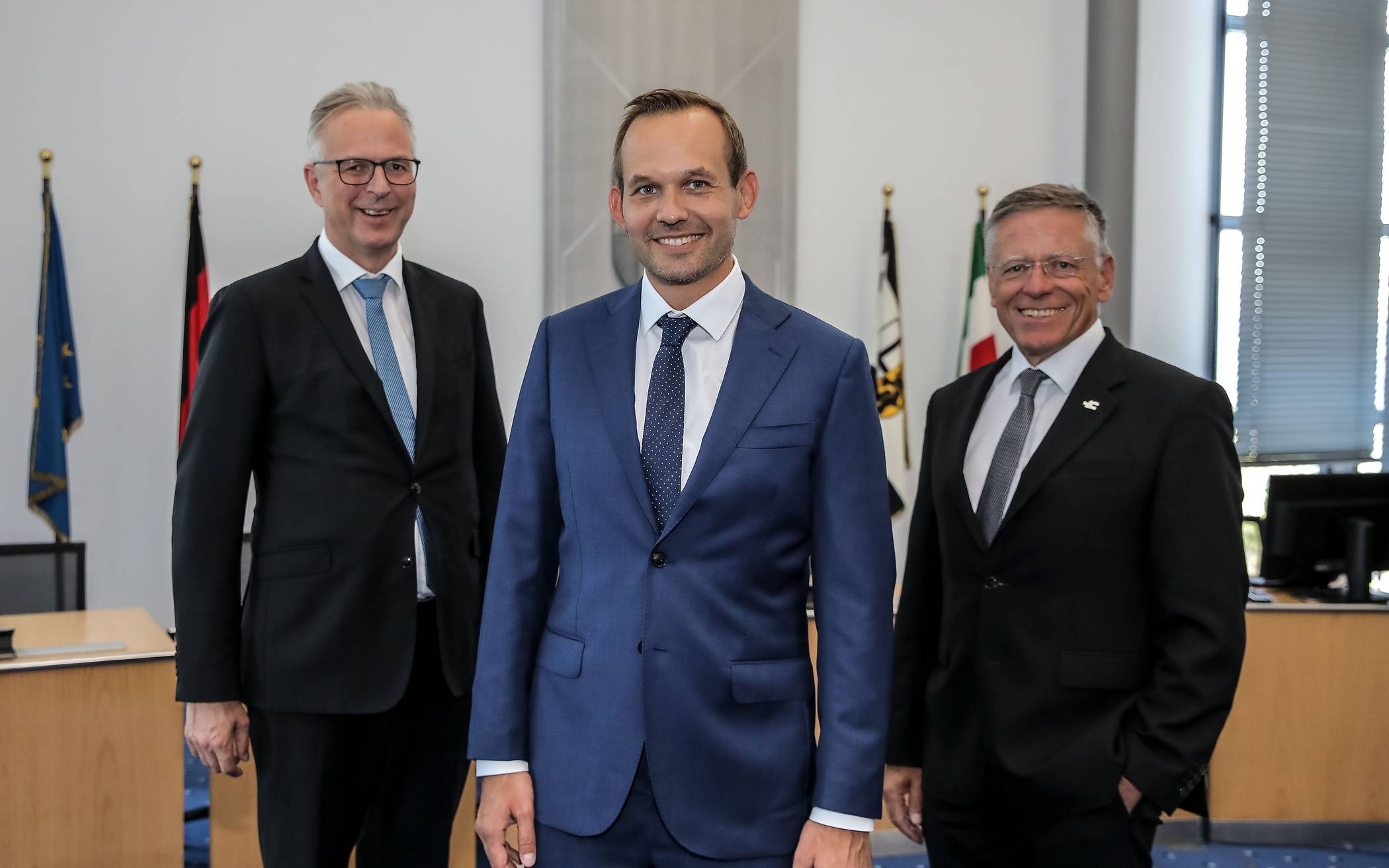  Kreisdirektor Dirk Brügge (links) und Landrat Hans-Jürgen Petrauschke (rechts) begrüßten Jens Bender, den neuen Leiter des Kreis-Sozialamtes. 