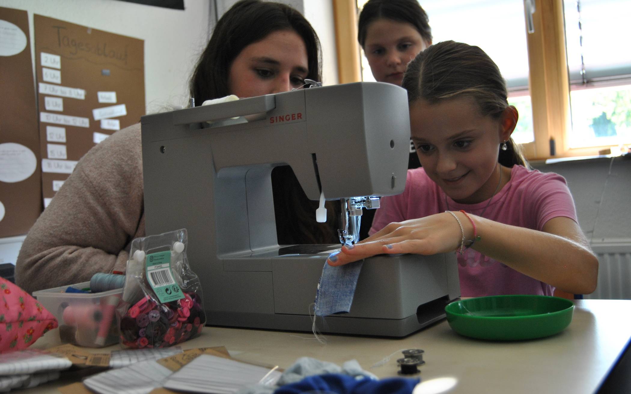  In der eigenen Textilwerkstatt lernten die Kids den Umgang mit der Nähmaschine. 