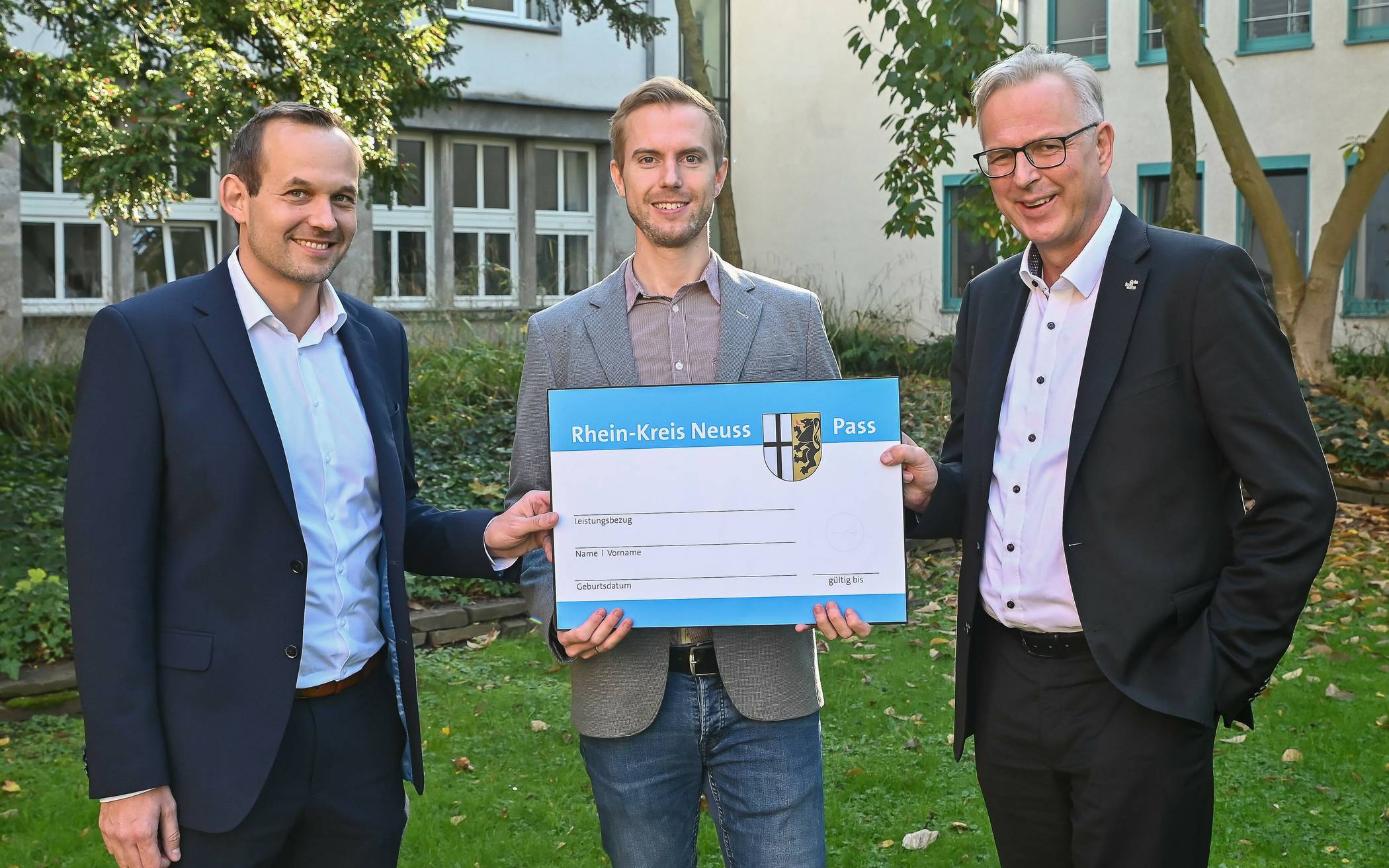  Kreisdirektor Dirk Brügge, Produktgruppenleiter Carsten Paetau und Kreis-Sozialamtsleiter Jens Bender stellen den „Rhein-Kreis-Pass“ vor. 