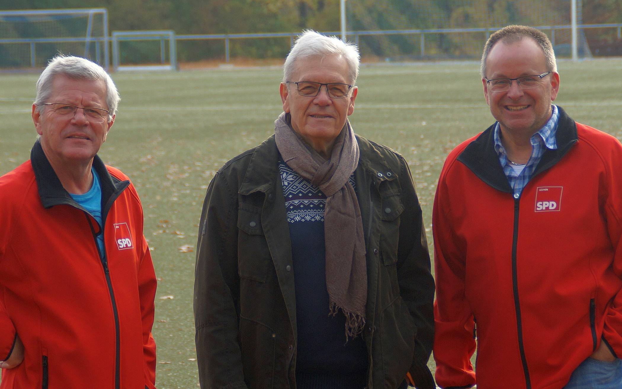 Von links: Hans-Josef Schneider (SPD-Fraktionsvorsitzender), Heinz Kiefer (1. Vorsitzender des Stadtsportverbands) und Norbert John (stellvertretender Fraktionsvorsitzender und sportpolitischer Sprecher der SPD).   