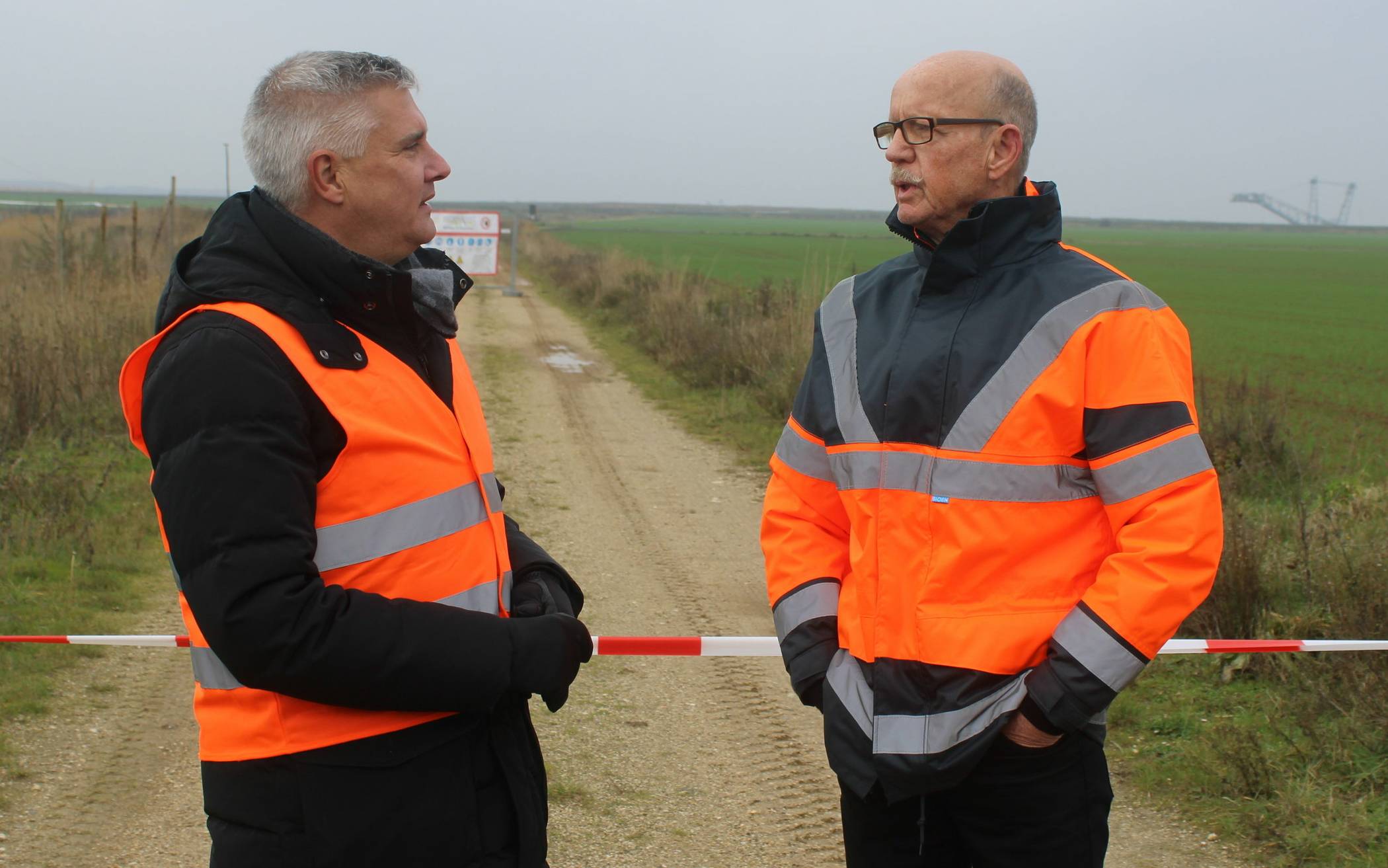 RWE-Vertreter Jens Edler-Krupp und Bürgermeister Zillikens ganz entspannt nach der Sprengung.