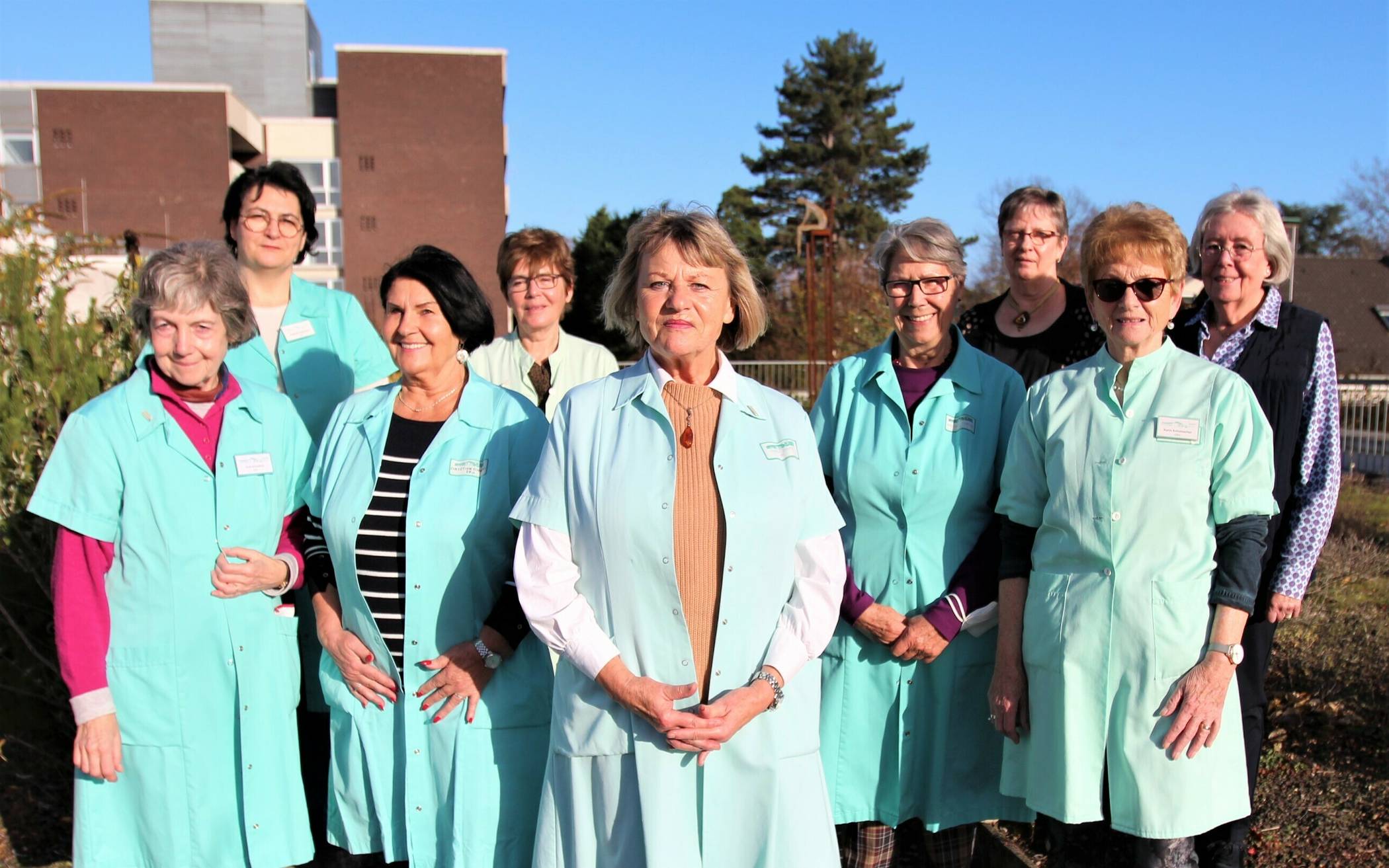 Viele der 15 „Grünen Damen“ der Christlichen Krankenhaushilfe sind bereits seit zehn, 15 oder 20 Jahren ehrenamtlich im Elisabethkrankenhaus im Einsatz.
