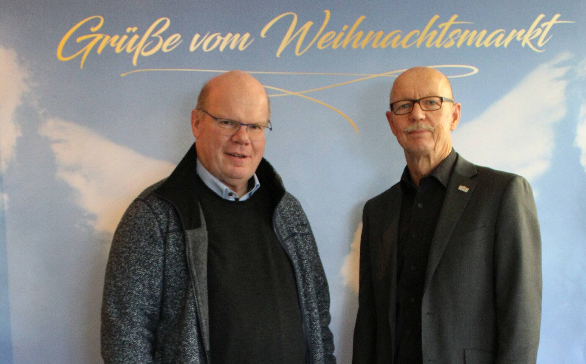 Pfarrer Ulrich Clancett (l.) und Bürgermeister Harald Zillikens haben die neue Fotowand schon einmal getestet.  