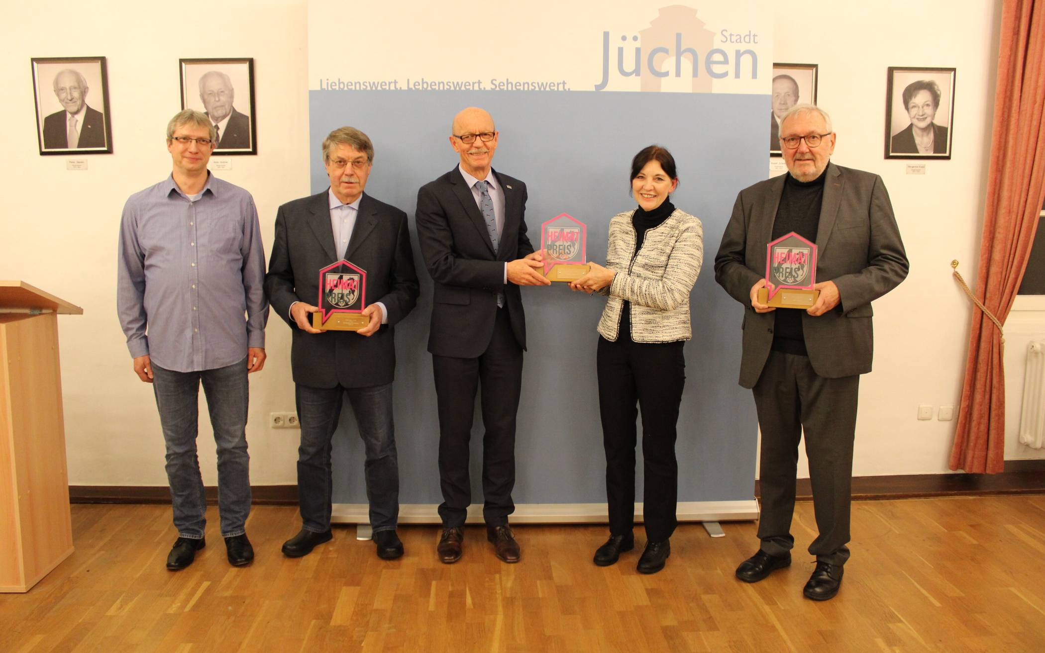 Von links: Mirko Löhr und Bernd Mockel vom Geselligkeitsverein Wallrath, Bürgermeister Harald Zillikens, Monika Maßen und Heinrich Euler.  