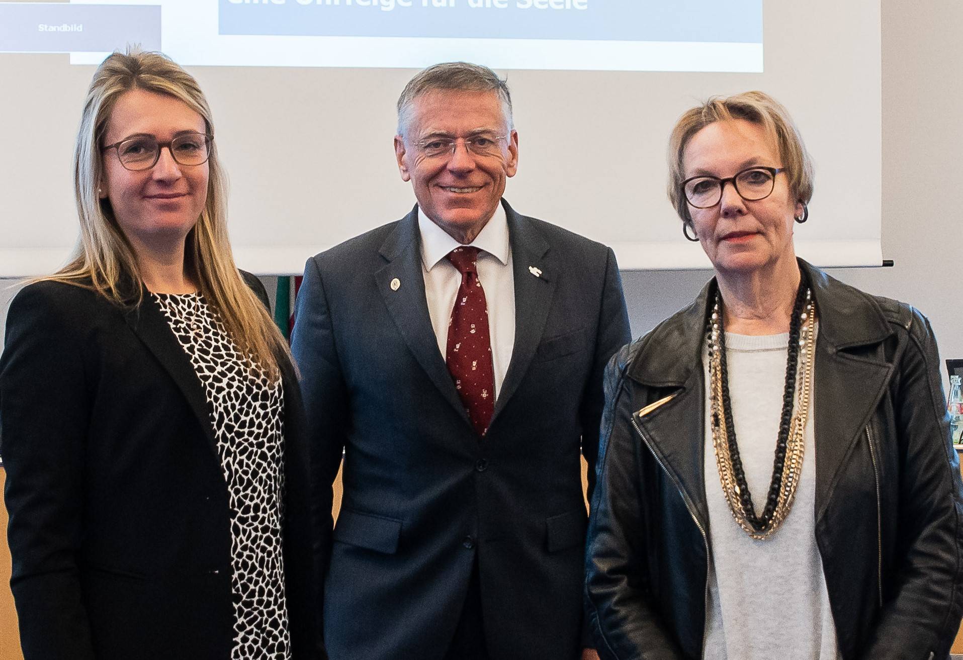  Beleuchteten das Thema „Kränkungen – Eine Ohrfeige für die Seele“ (von links): Sabine Raecher, Landrat Hans-Jürgen Petrauschke und Referentin Dr. Bärbel Wardetzki. 