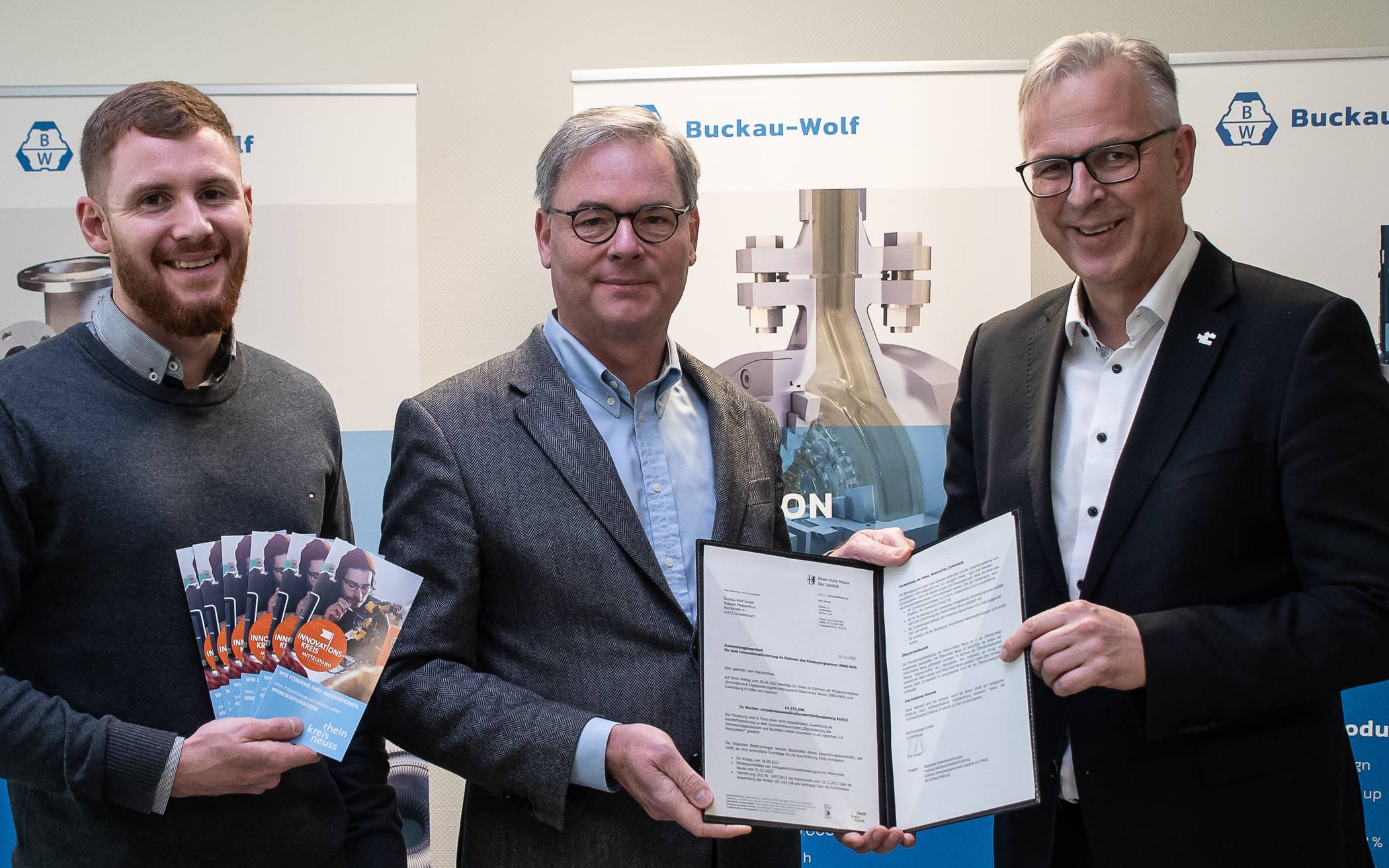  Zuschuss aus dem Innovationsförderprogramm INNO-RKN an "Buckau-Wolf" (von links): Dominik Hintzen, Rüdiger Mackenthun und Kreisdirektor Dirk Brügge. 