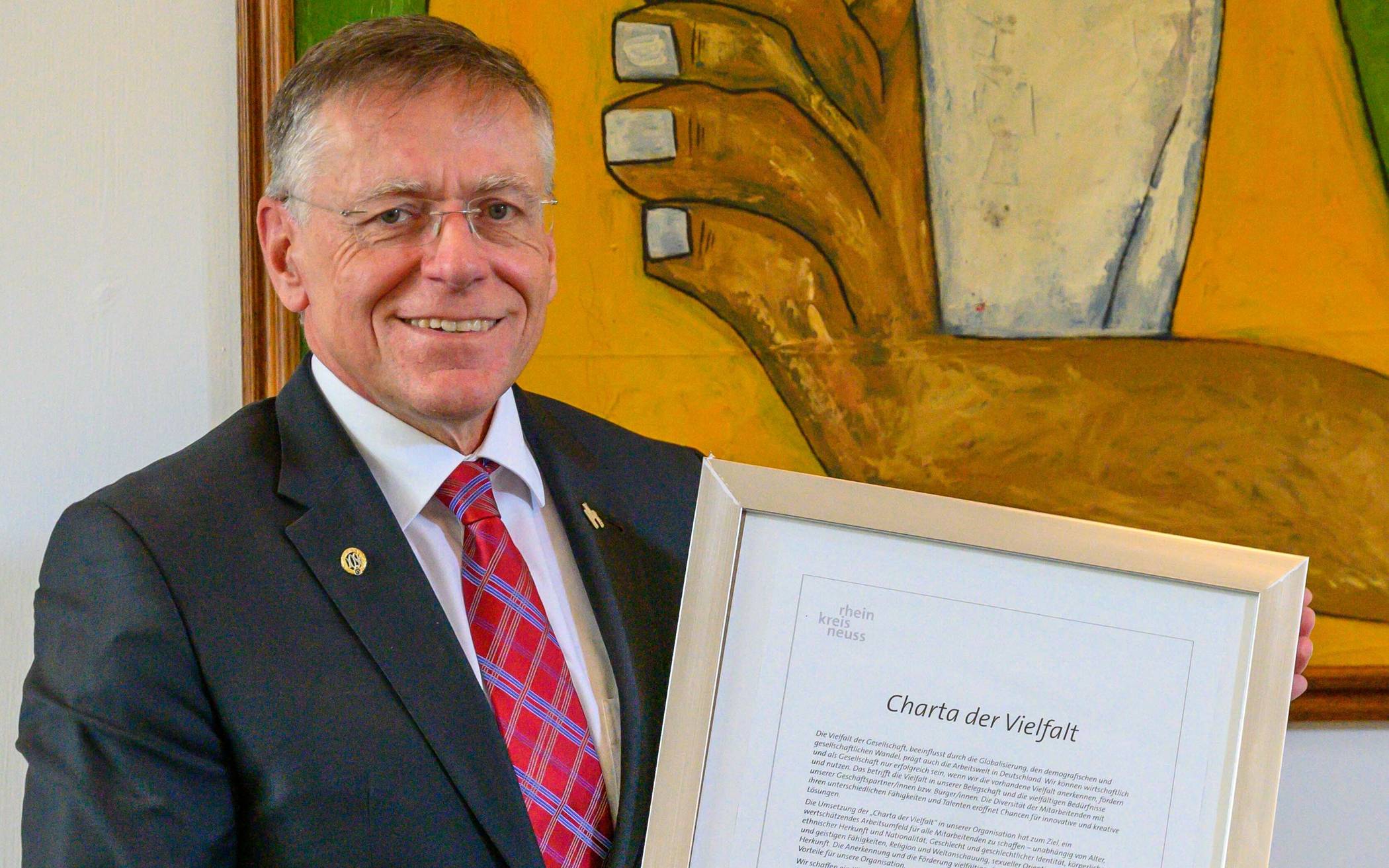  Landrat Hans-Jürgen Petrauschke unterzeichnete die Urkunde zum Beitritt zur „Charta der Vielfalt“, für den sich der Kreistag ausgesprochen hat. 