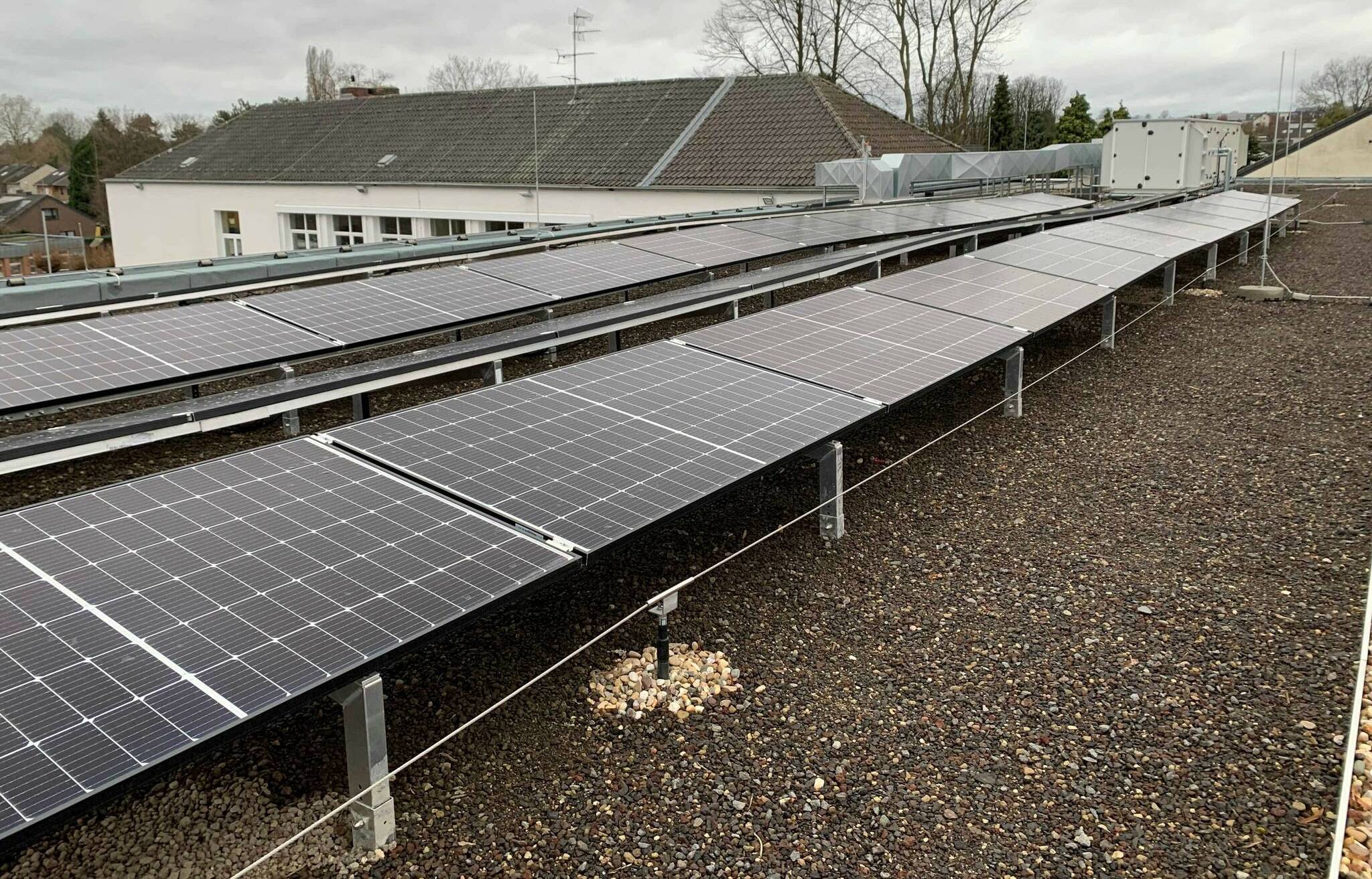 Das begrünte Dach wurde mit einer Photovoltaikanlage zur Stromerzeugung ausgestattet. 