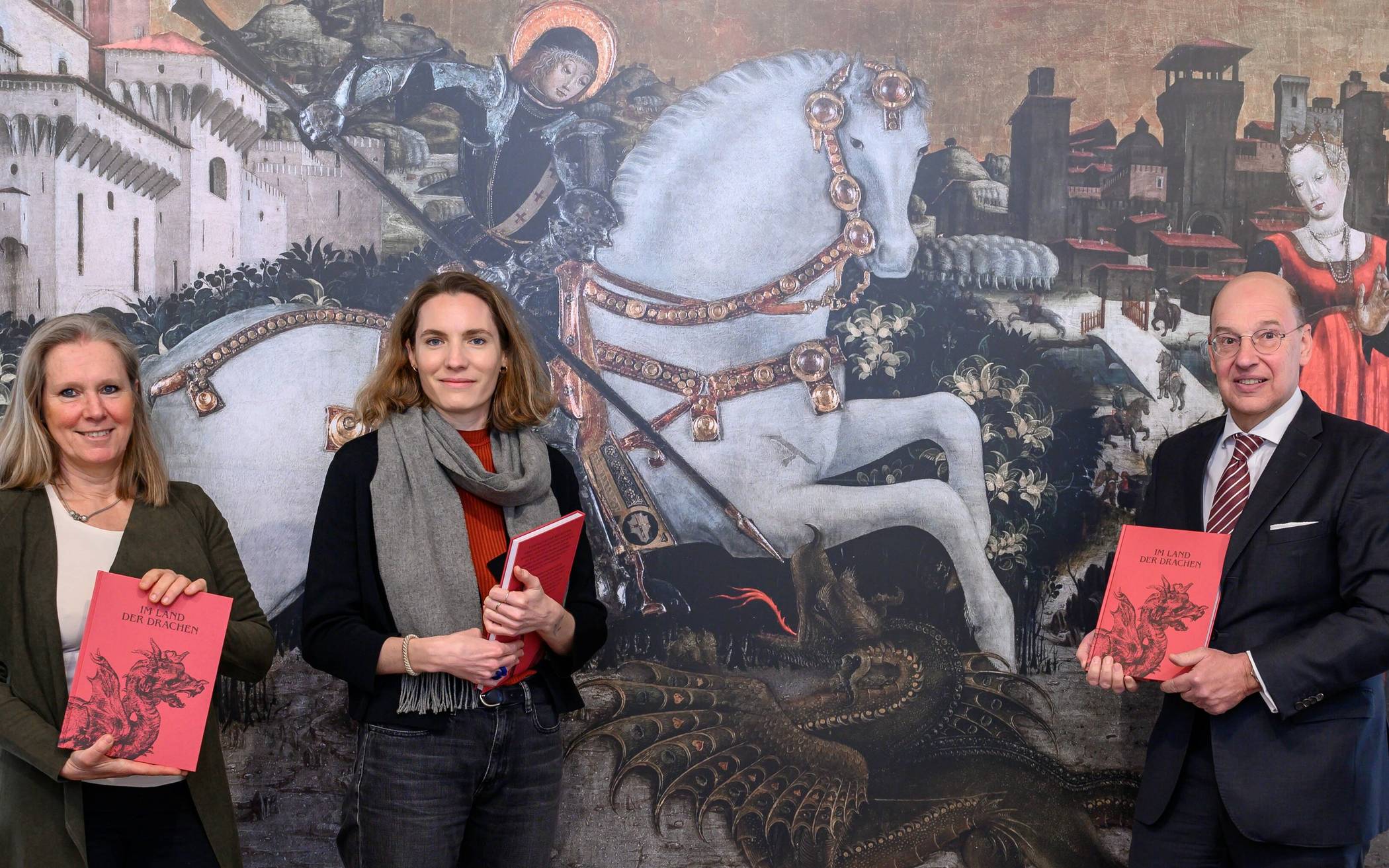  Sie stellen die neue Ausstellung „Im Land der Drachen“ vor (von links): Dr. Kathrin Wappenschmidt, Hanna Panknin und Kreis-Dezernent Tillmann Lonnes 
