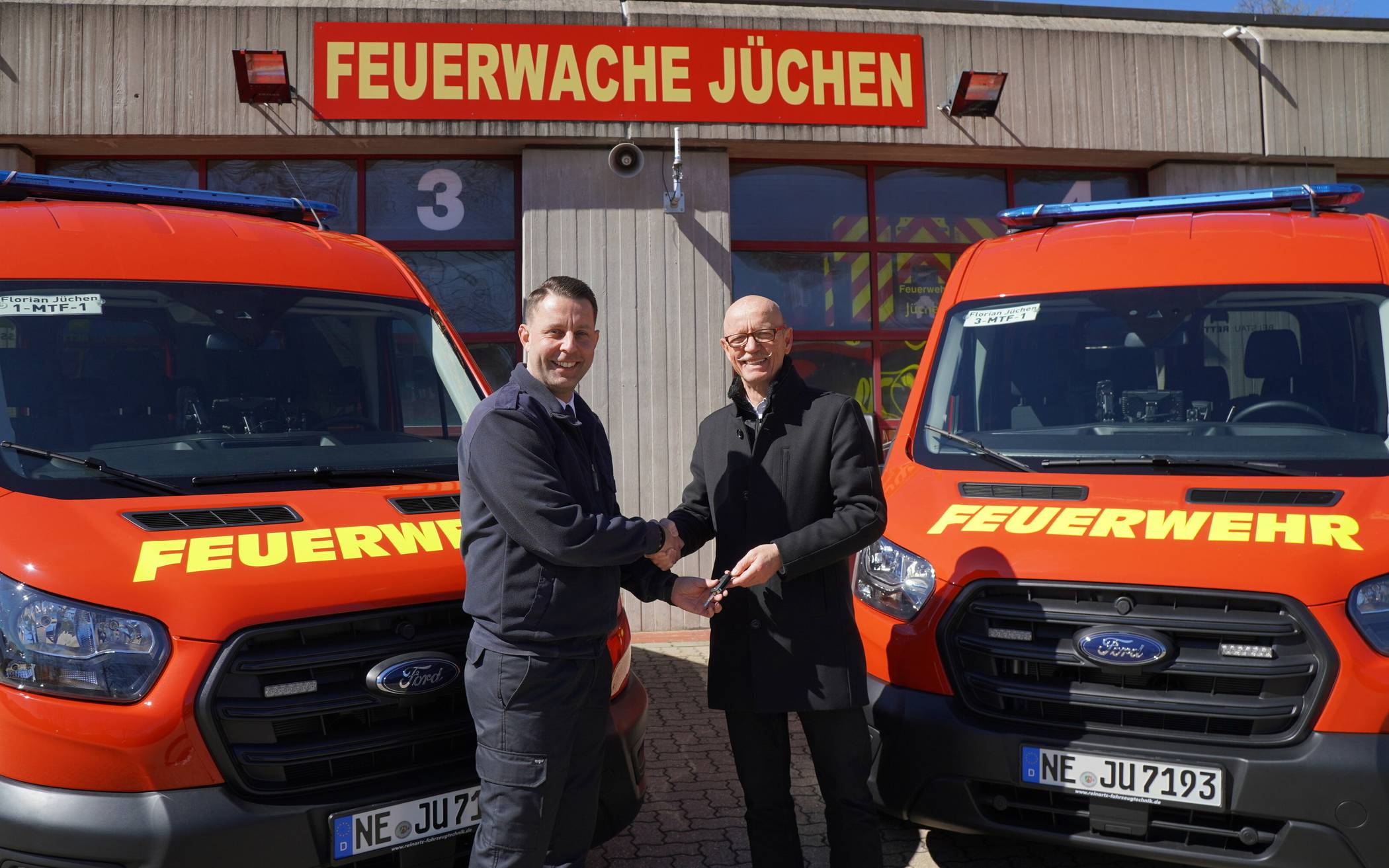  Bürgermeister Harald Zillikens (r.) übergab Feuerwehr-Chef Heinz-Dieter Abels die neuen Mannschaftstransportfahrzeuge.  