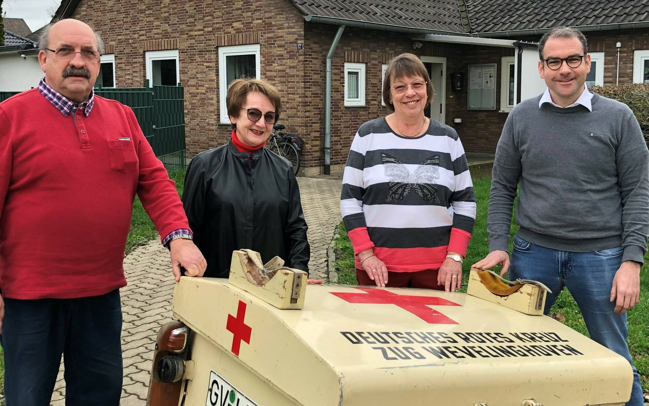  Nicht nur um den „Katastrophenschutz-Anhänger“ kümmern sich Heinz Werres (Bereitschaftsleiter), Margarete Kranz (Vorsitzende), Ute Werres (Stellvertreterin) und Michael Tollhausen (stellvertretender Bereitschaftsleiter) (von links). 