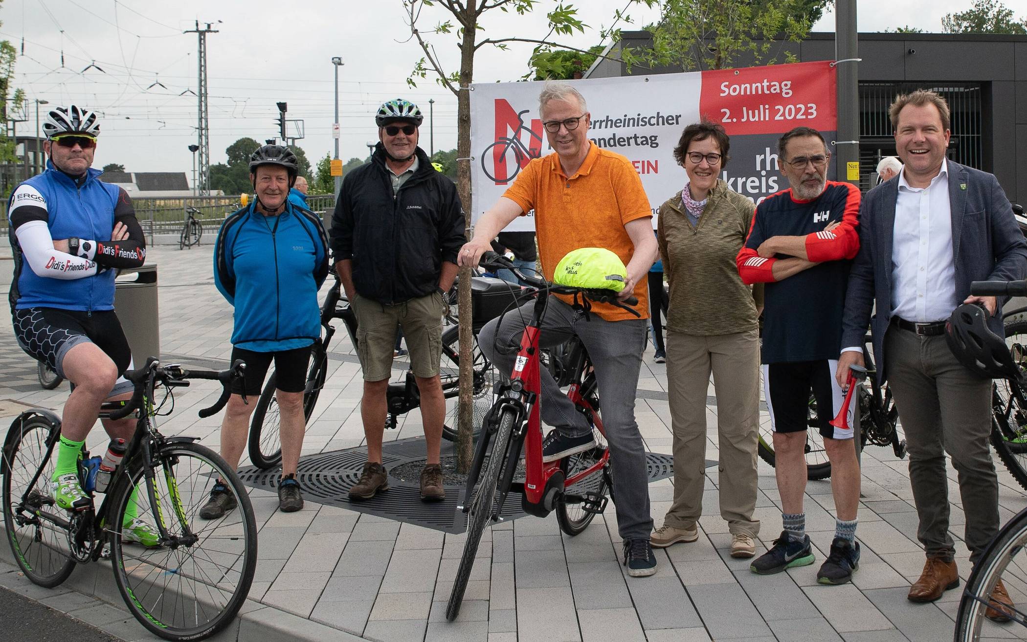  Kreisdirektor Dirk Brügge (Vierter von links) und Rokis Bürgermeister Dr. Martin Mertens (Siebter von links) eröffneten den "Niederrheinischen Radwandertag" im Rhein-Kreis offiziell. 