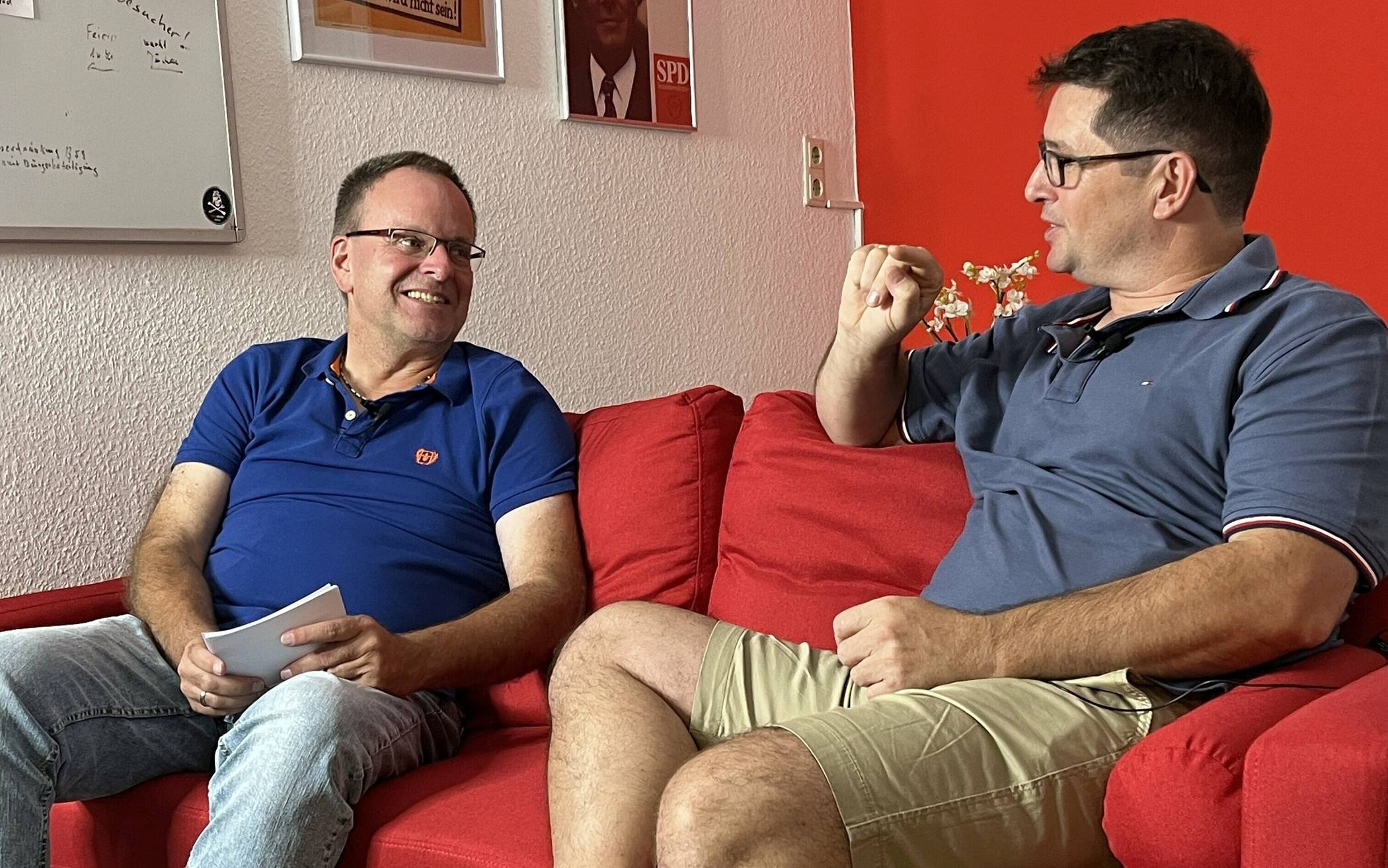  „Talk auf dem Roten Sofa“ mit Thomas Sablotny (rechts) und dem SPD-Ortsvereinsvorsitzenden Norbert John.  