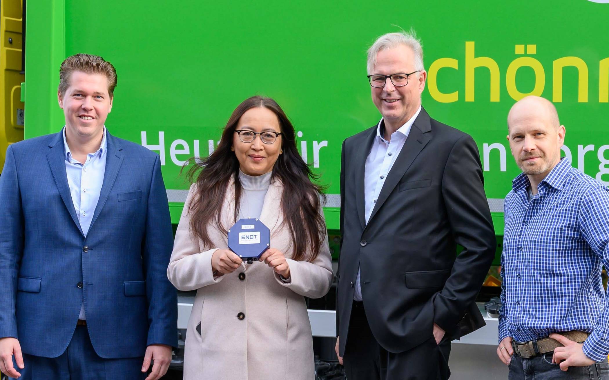  Echtzeit-Mobilfunkmessung gestartet (von links): Pascal Beyerlein, Dr. Anna Beck, Kreisdirektor Dirk Brügge und Tobias Thieser auf dem Betriebsgelände von „Schönmackers“. 