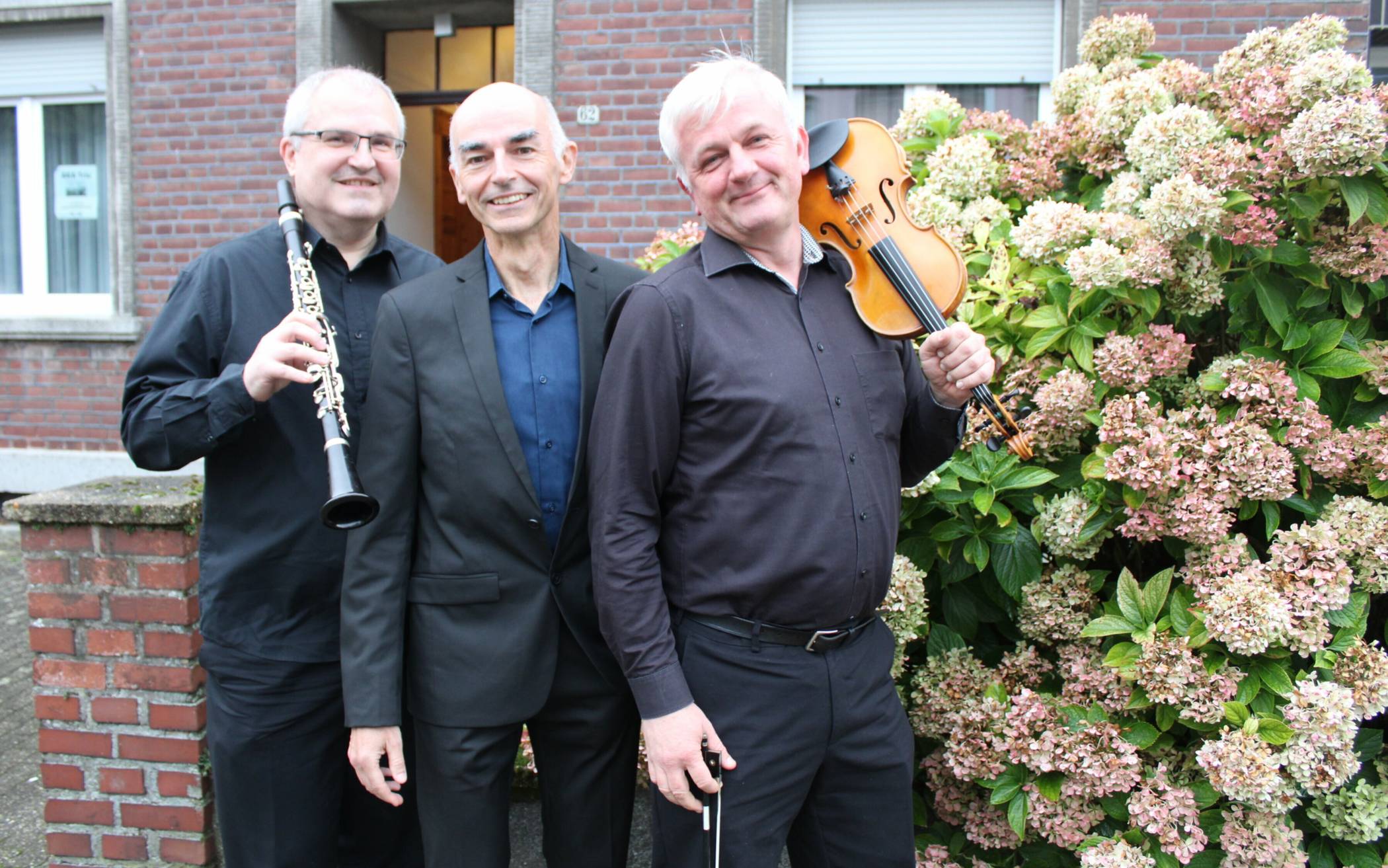 Haben sich lange gesucht und endlich gefunden: Cellist und Klarinettist Dr. Andreas Missel (60), Pianist Klaus Eckert (60) und Andreas Illgner (57), der sowohl Geige als auch Viola spielt. Zusammen bilden sie seit 2018 das „AKA-Trio“.