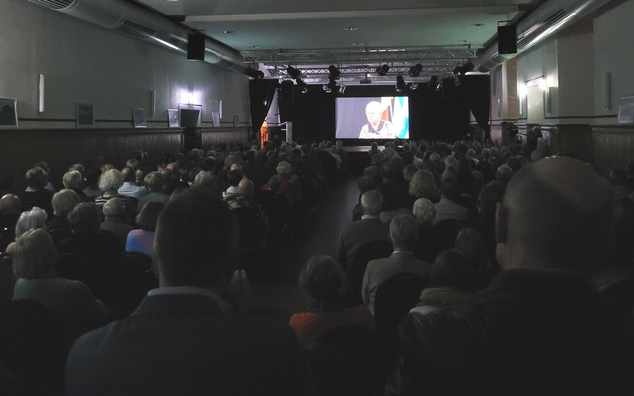  280 Menschen kamen zur Premiere des Films „Nicht Vergessen“ ins Bedburger Schloss. 