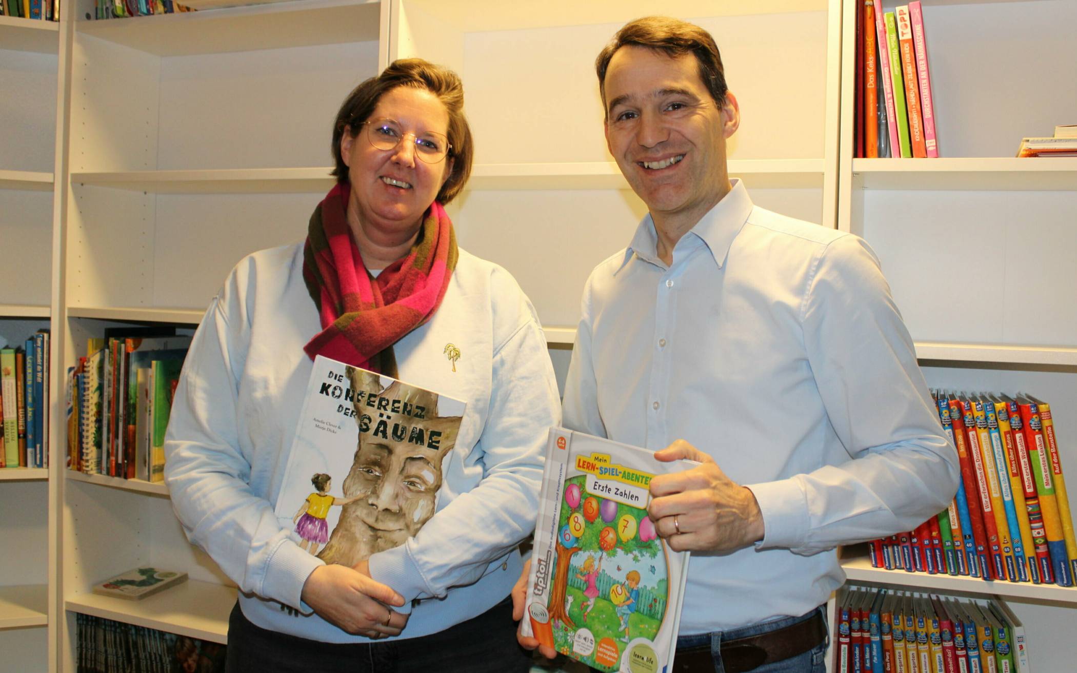 Noch ist Platz in den Regalen der Bücherei von „Learn4Life“. Carolin Pilz und Patric Unterdorfer vom Verein würden sich über Bücher-Spenden freuen.
