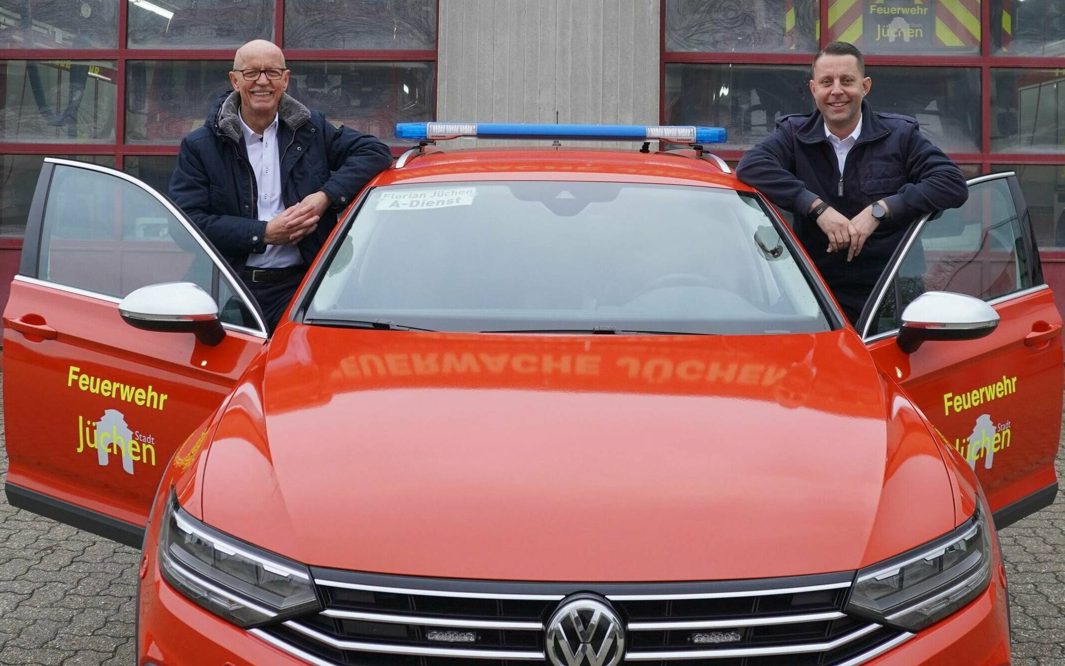  Bürgermeister Harald Zillikens (l.) und Feuerwehr-Chef Heinz-Dieter Abels freuen sich über das neue Kommandofahrzeug.  