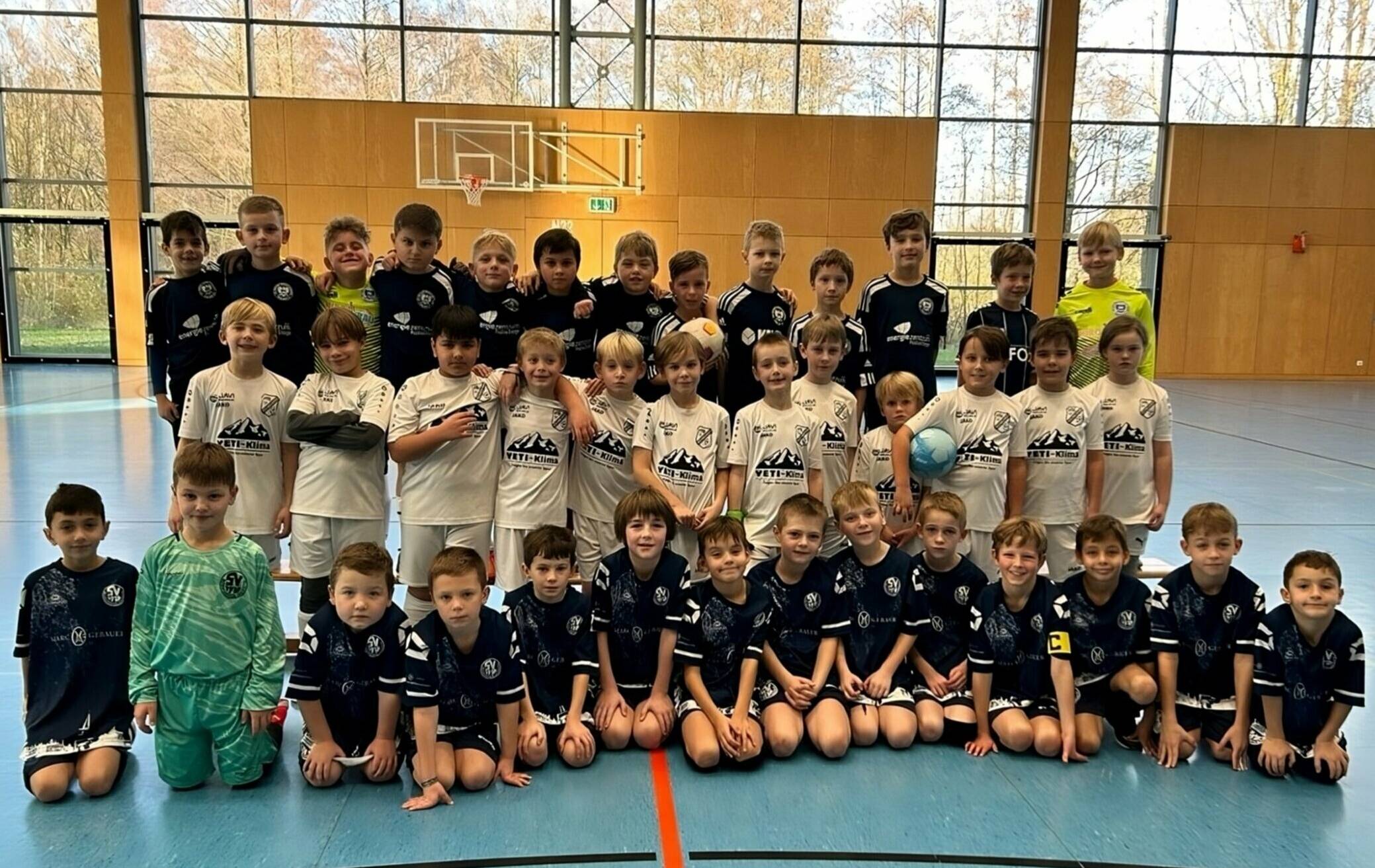  Die F-Jugenden des Vfl Viktoria Jüchen-Garzweiler, des VfB Hochneukirch und des SV Bedburdyck-Gierath kamen zu einem kleinen Turnier zusammen.  