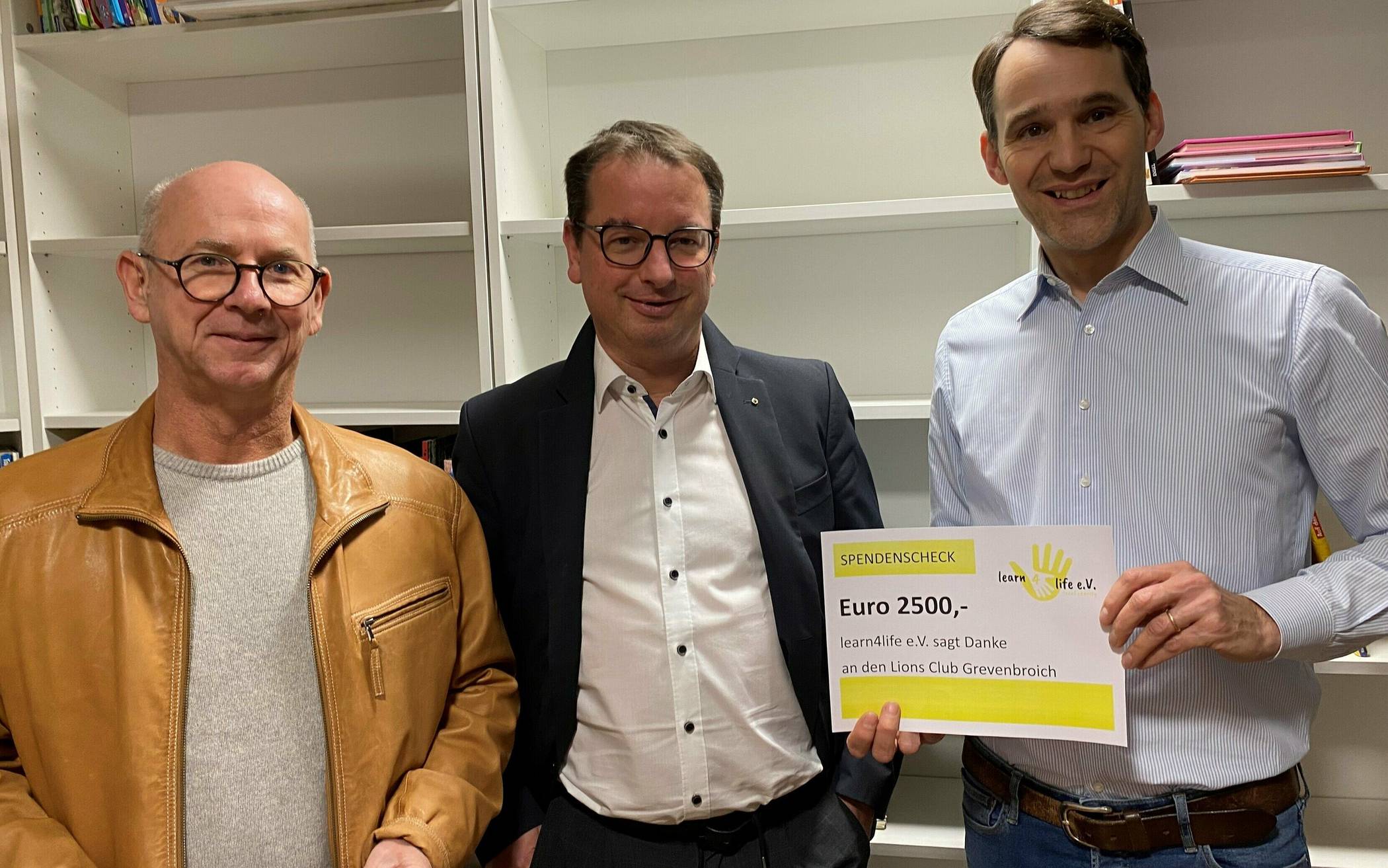 Von links: Günter Lennartz und Torsten Dunkern vom „Lions-Club Grevenbroich“ überreichten Patric Unterdorfer vom Verein „Learn4Life“ eine Spende. 