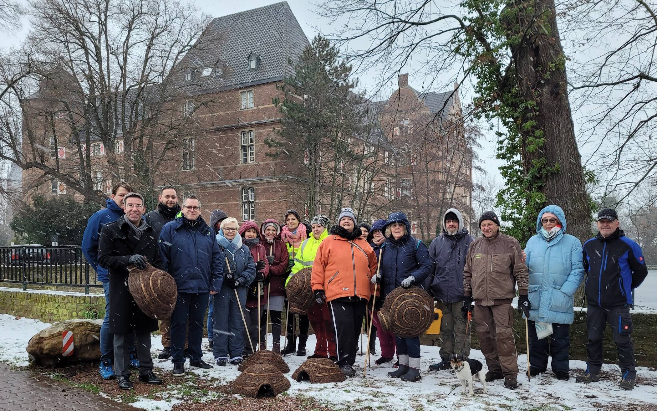 Die Helfer der "Erft-Igel" erhalten für ihre Arbeit im Schlosspark 16 Igelhotels von Bürgermeister Sascha Solbach und der Stadt Bedburg.