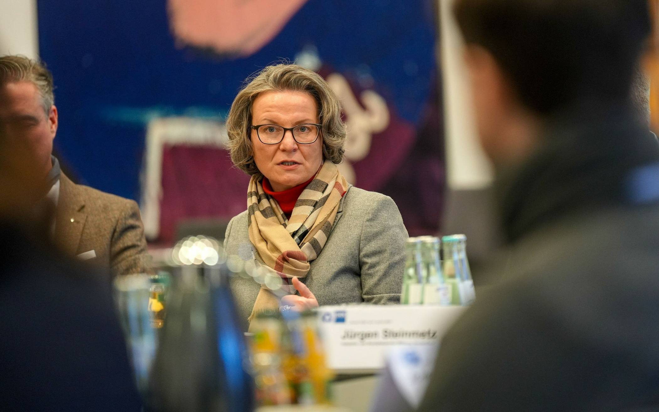 Ina Scharrenbach, nordrhein-westfälische Ministerin für Heimat, Kommunales, Bau und Digitalisierung, tauschte sich auf Einladung der IHK Mittlerer Niederrhein mit Vertretern der Immobilienbranche aus der Region aus.
