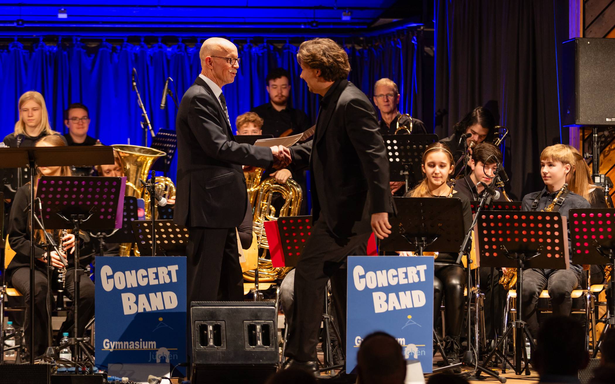 Bürgermeister Harald Zillikens (l.) begrüßte Simon Förtsch, den neuen Band Leader der „Concert Band“ des Gymnasiums Jüchen.