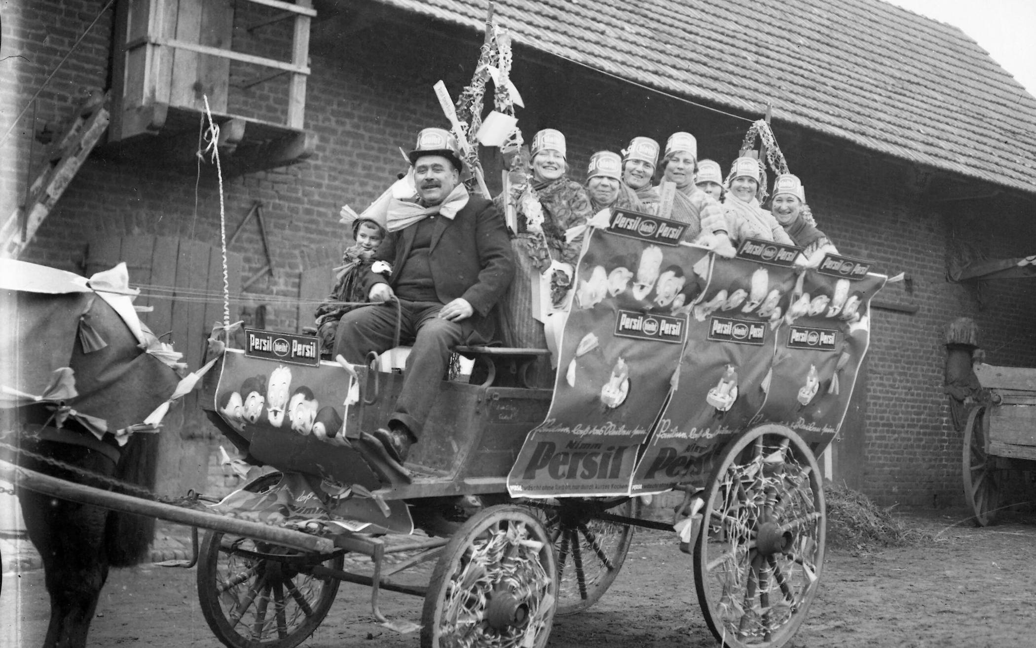 Die Freunde der Narretei haben in Gustorf eine lange Tradition, wie die Bilder, die KG-Sprecher Peter Reindorf heraussuchte, beweisen: Oben ist ein Karnevalswagen aus dem Jahre 1935 zu sehen. Beim „Persilwagen“ sitzt auf dem Kutschbock H. Olligs ,genannt Bestevaar.