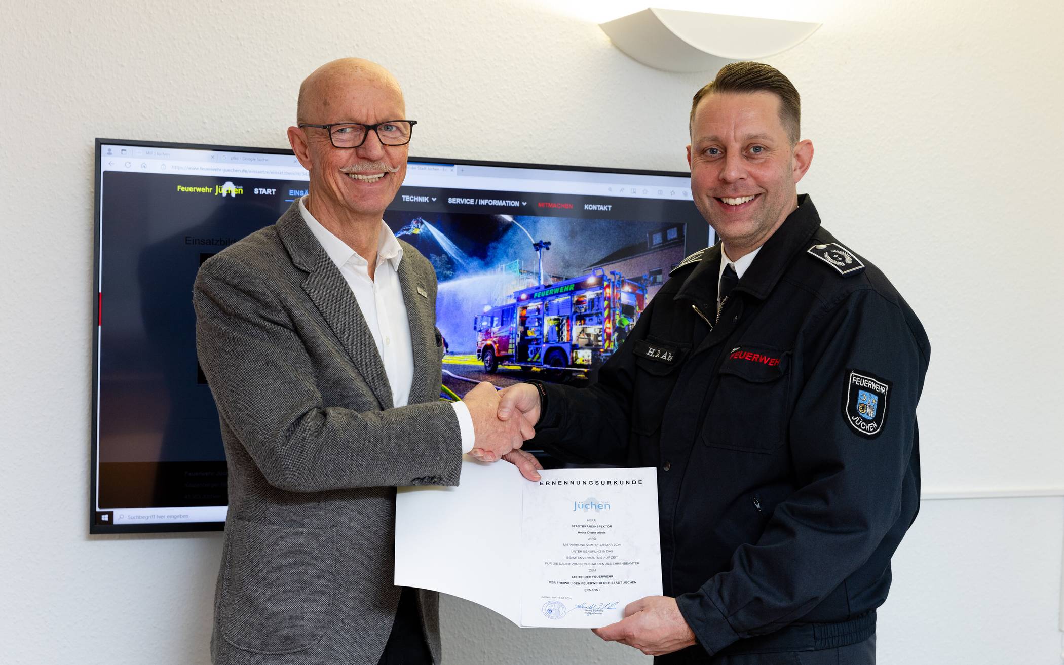    Bürgermeister Harald Zillikens (l.) ernannte Heinz-Dieter Abels für weitere sechs Jahre zum Leiter der Feuerwehr Jüchen. 