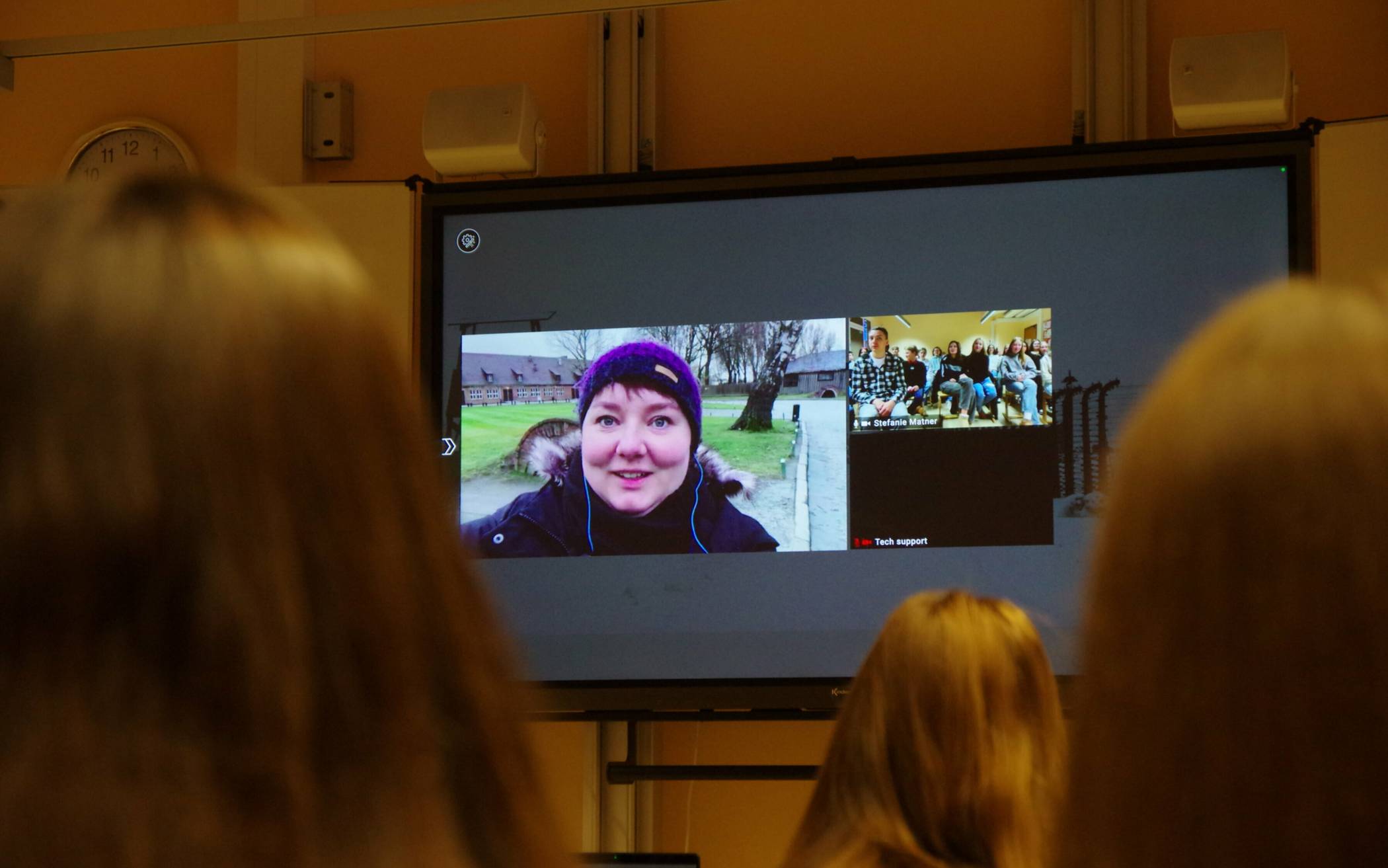  Schüler des Gymnasiums Jüchen erlebten eine digitale Live-Führung durch die Gedenkstätte Auschwitz-Birkenau. 