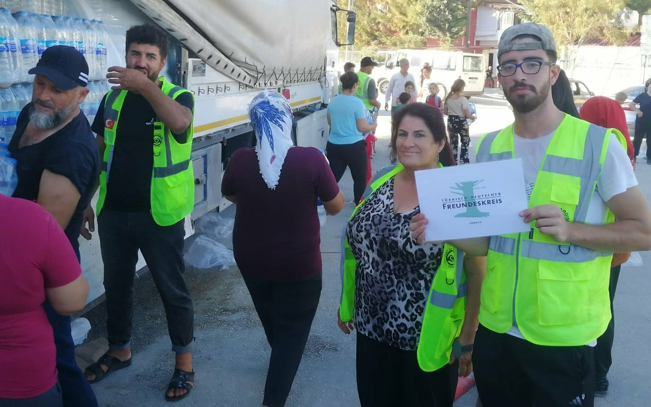 Bilsen Atmis, stellvertretende Vorsitzende, verteilte Spenden vor Ort in Hatay.  