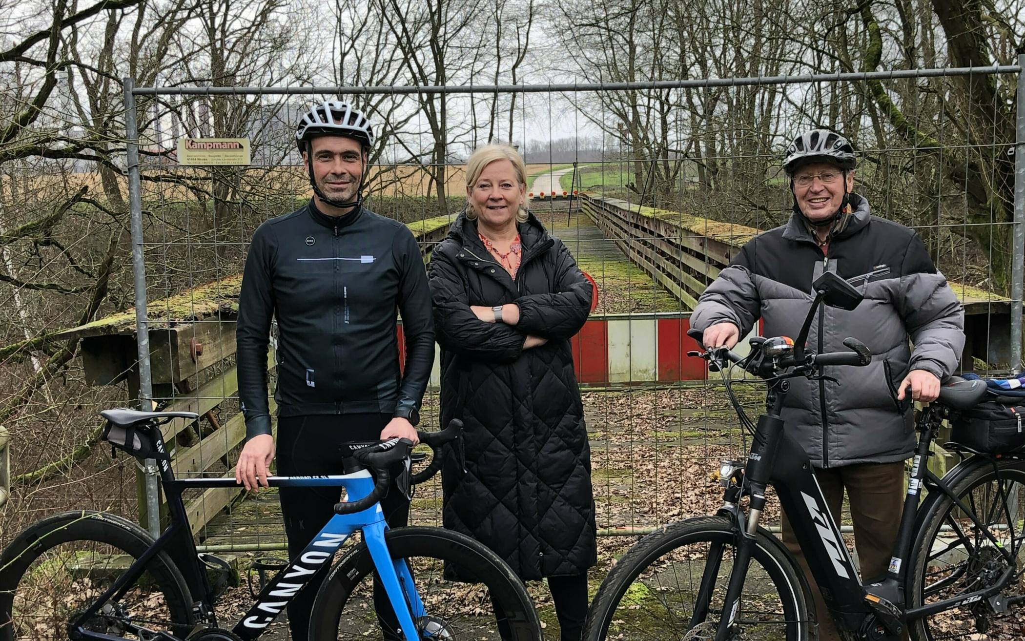  Heike Troles (MdL CDU) bei ihrem Ortstermin mit Ricardo Pellico (links) und Heinz-Peter Schillings (rechts) aus Barrenstein, die sich beide sehr über den Neubau der einzigen Radbrücke über die Nord-Süd-Kohlebahn freuen. 