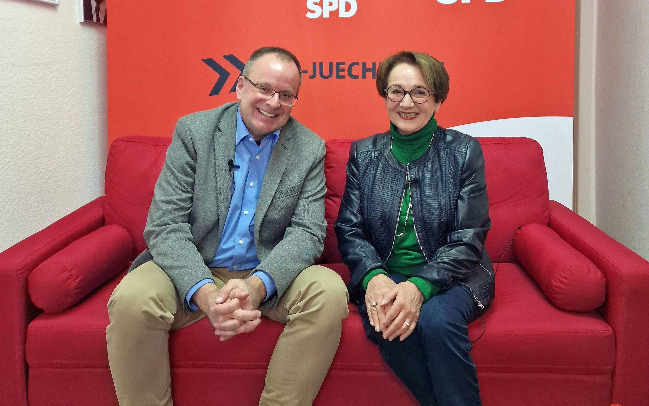 Margarete Kranz mit dem SPD-Ortsvereinsvorsitzenden Norbert John auf dem „Roten Sofa“.  