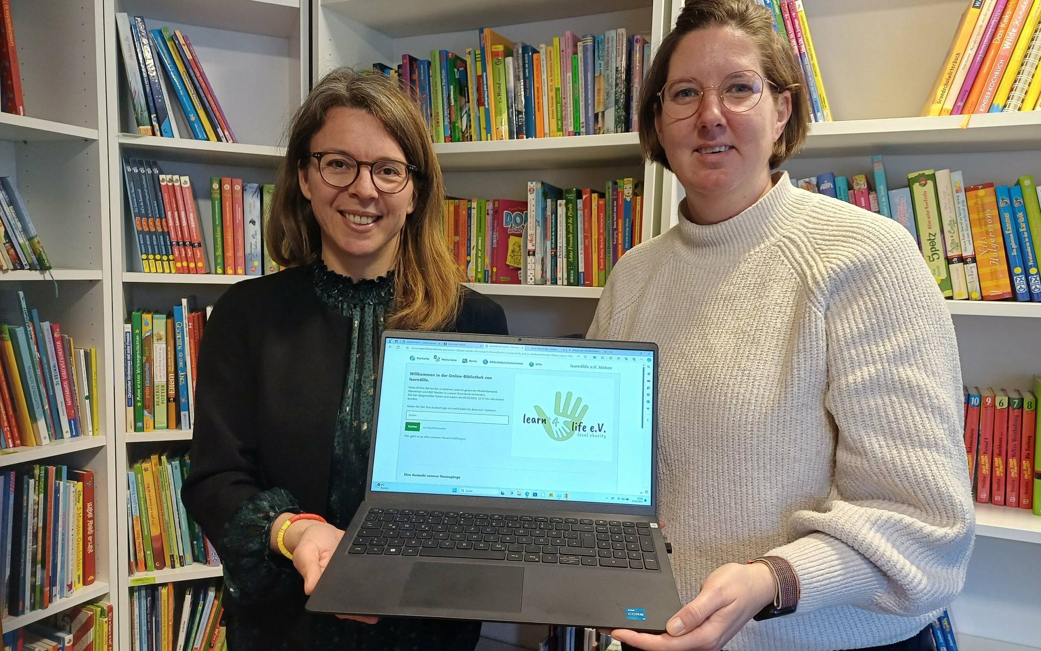 Carolin Unterdorfer (l.) und Carolin Pilz freuen sich, dass die Bücherei nun Online und vor Ort durchstartet.   