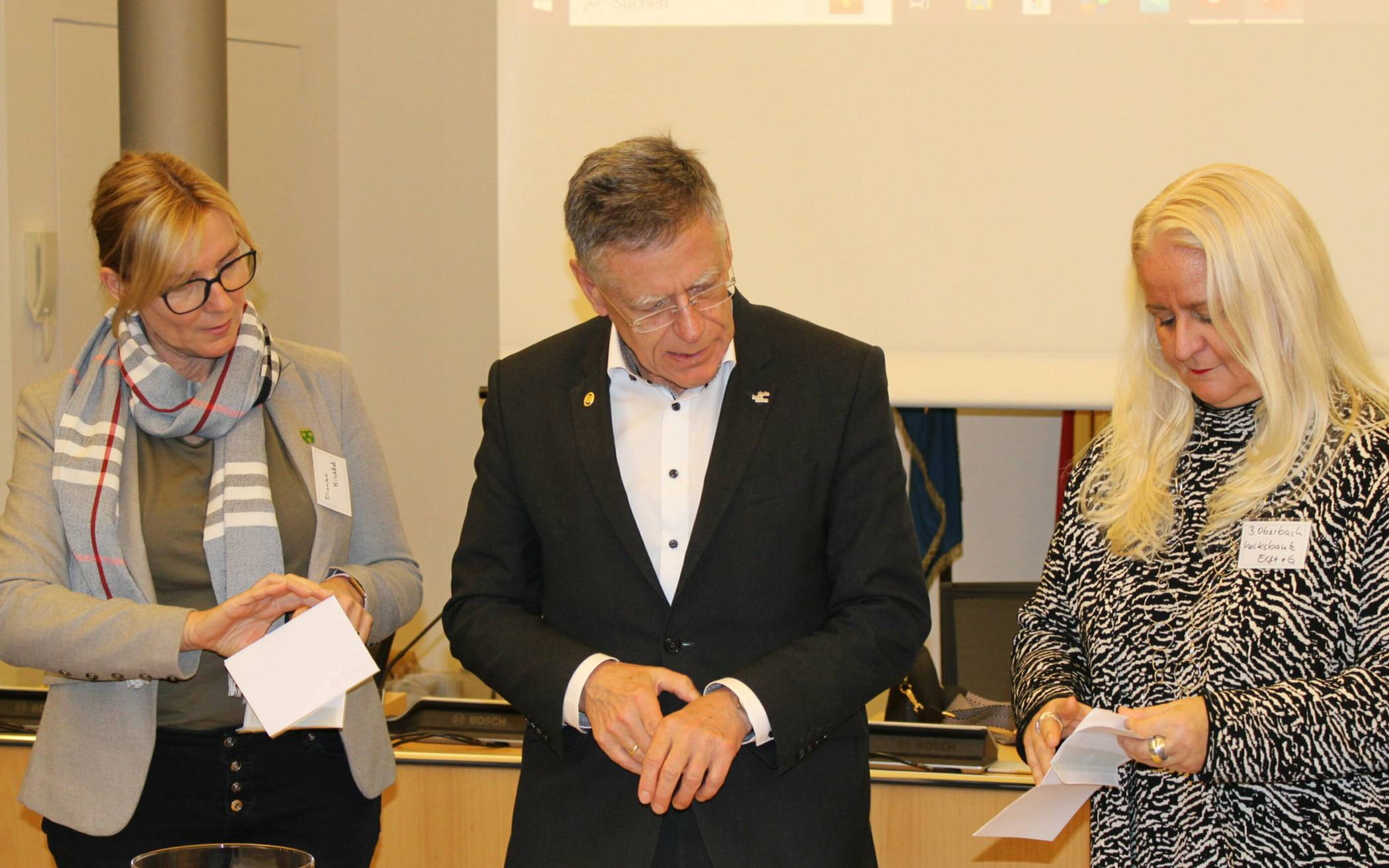 Bianca Mischtal (Vize-Bürgermeisterin aus Roki), Schirmherr Hans-Jürgen Petrauschke und Birgit Oberbach (Volksbank Erft) losten aus.