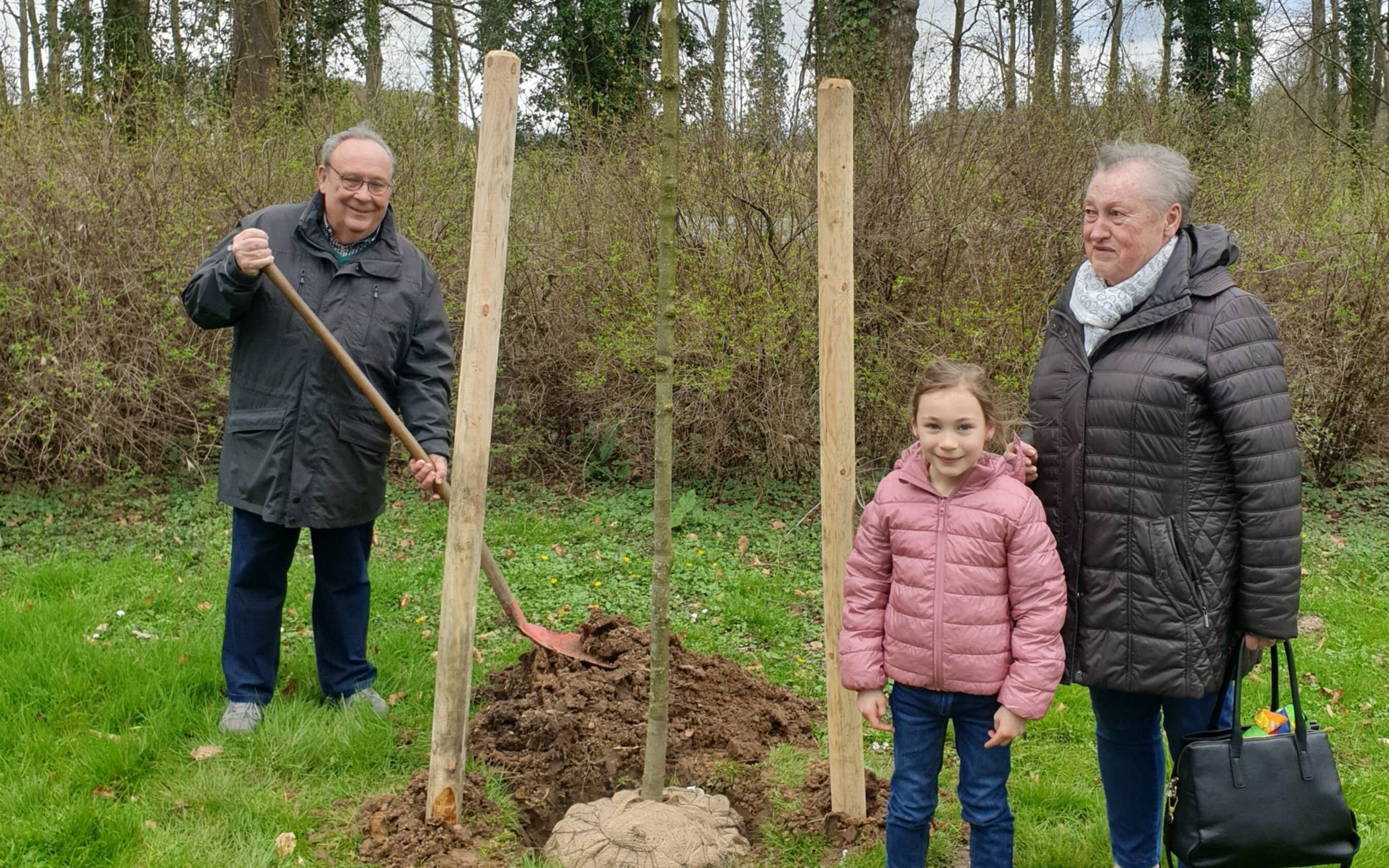 Heinz-Günter und Wilma Beckers pflanzten einen Rotahorn für ihre Enkelin Mia.  